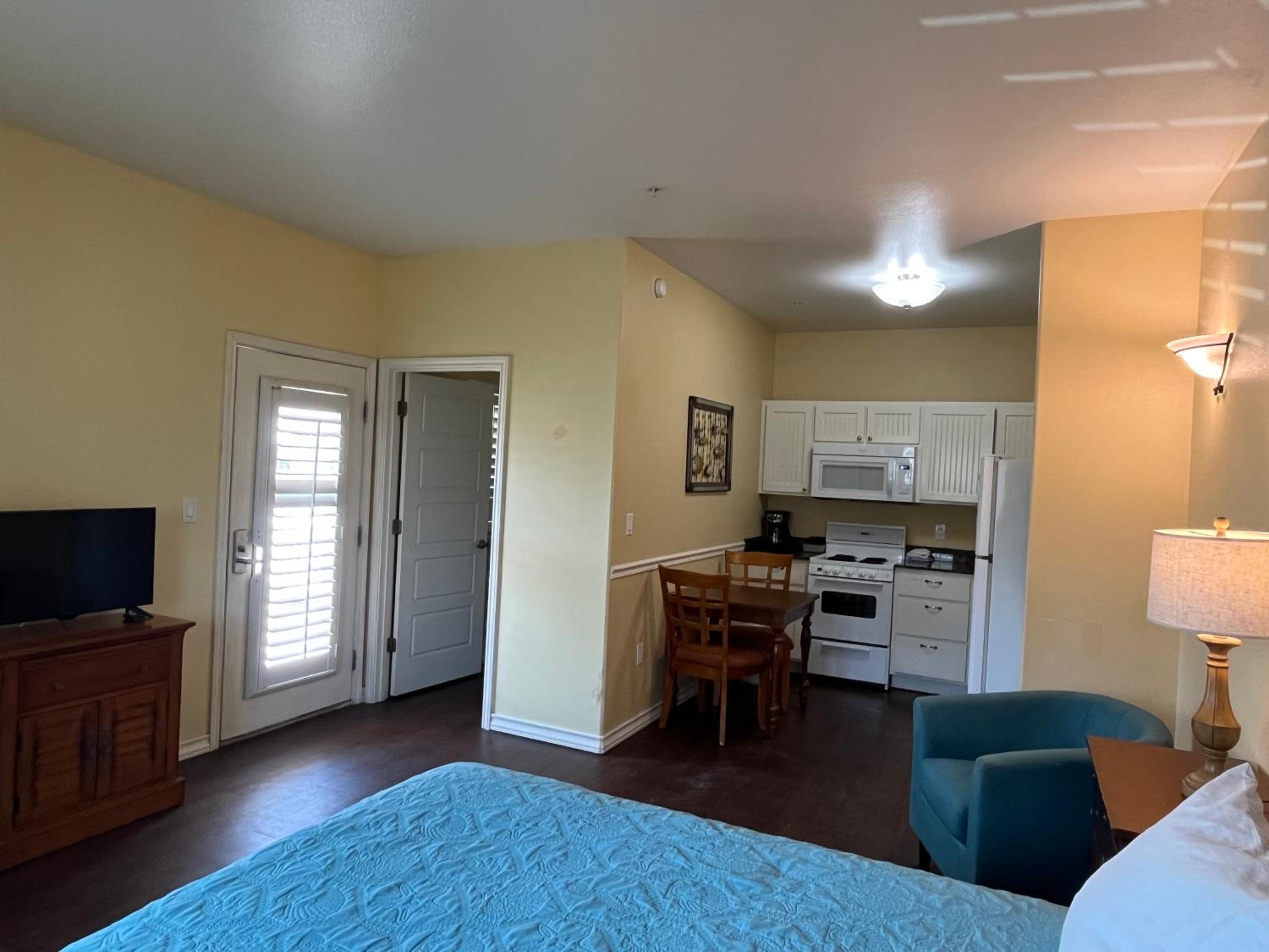 Suite with Pool View - Photo 5
