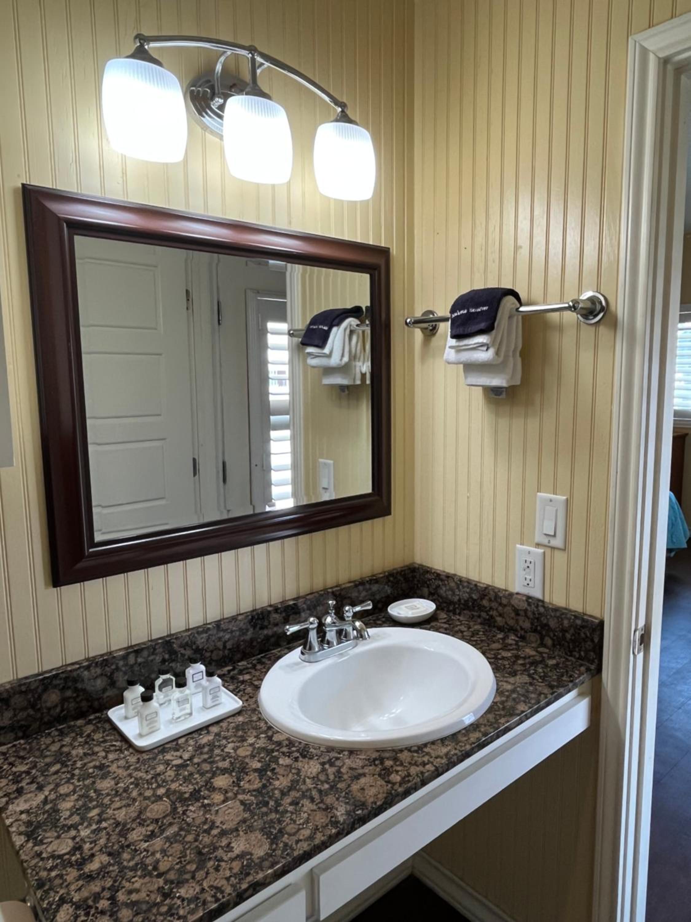 Suite with Pool View - Photo 7
