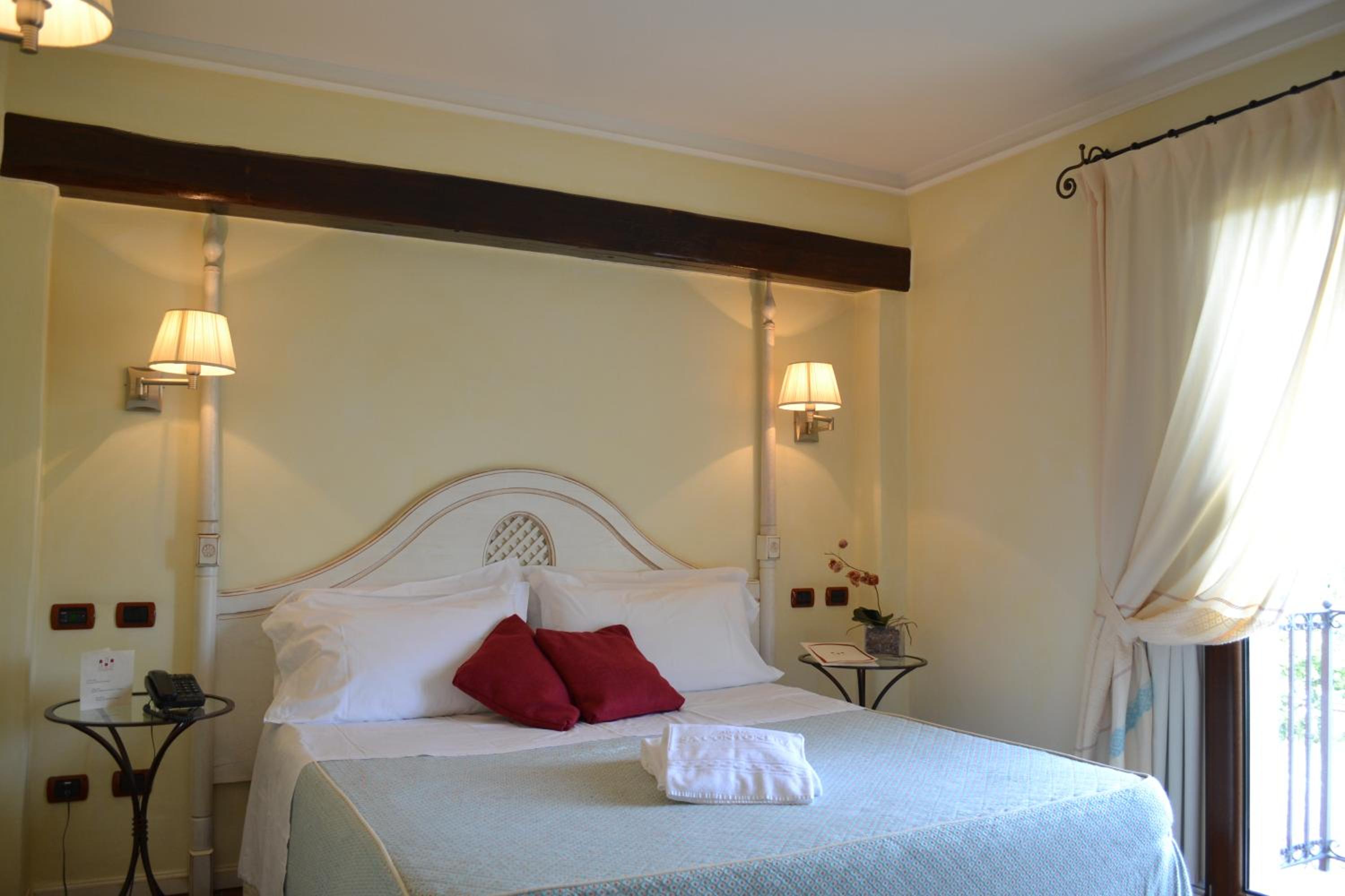 Double Room with Pool View - Photo 3