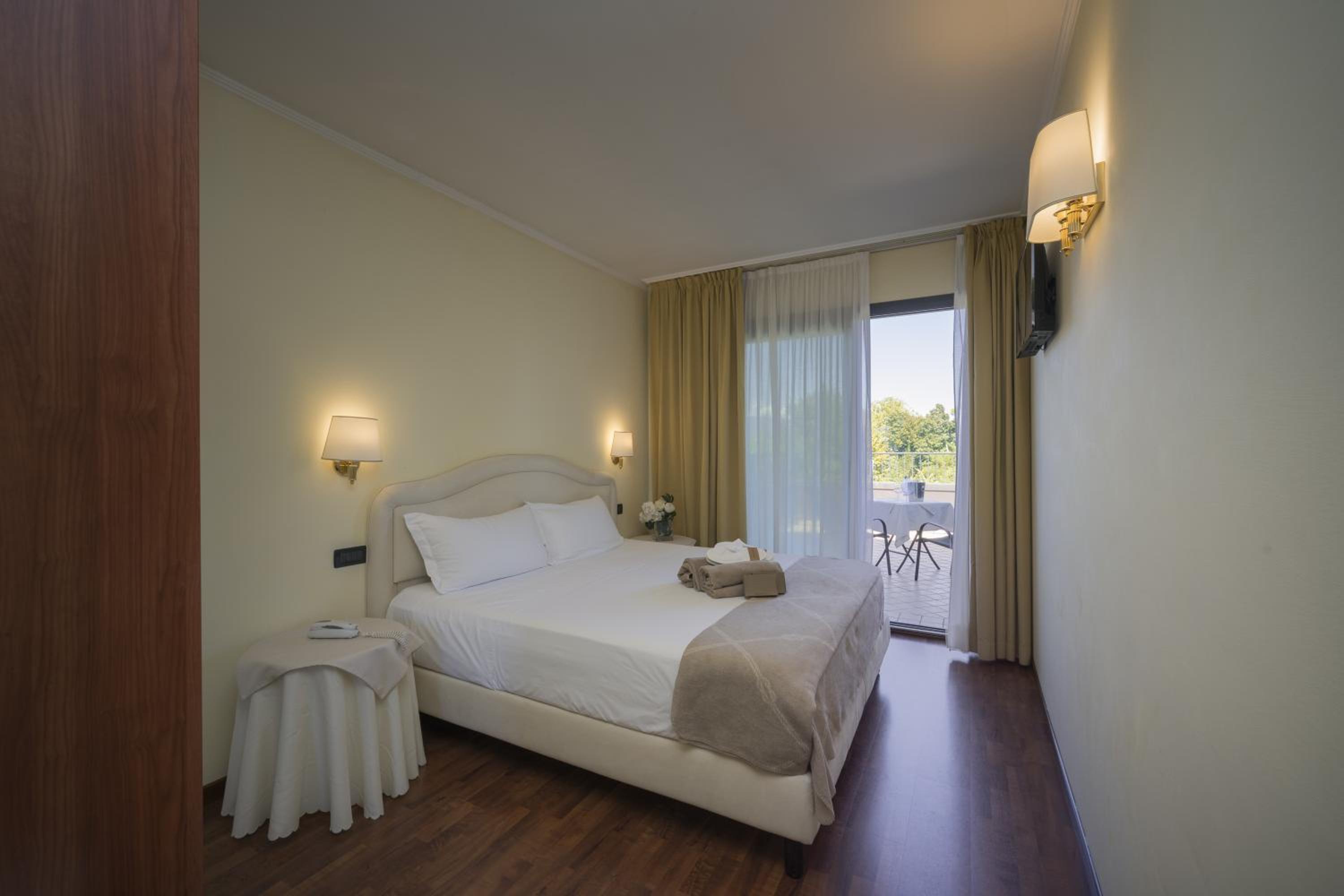 Double Room with Balcony - Photo 6