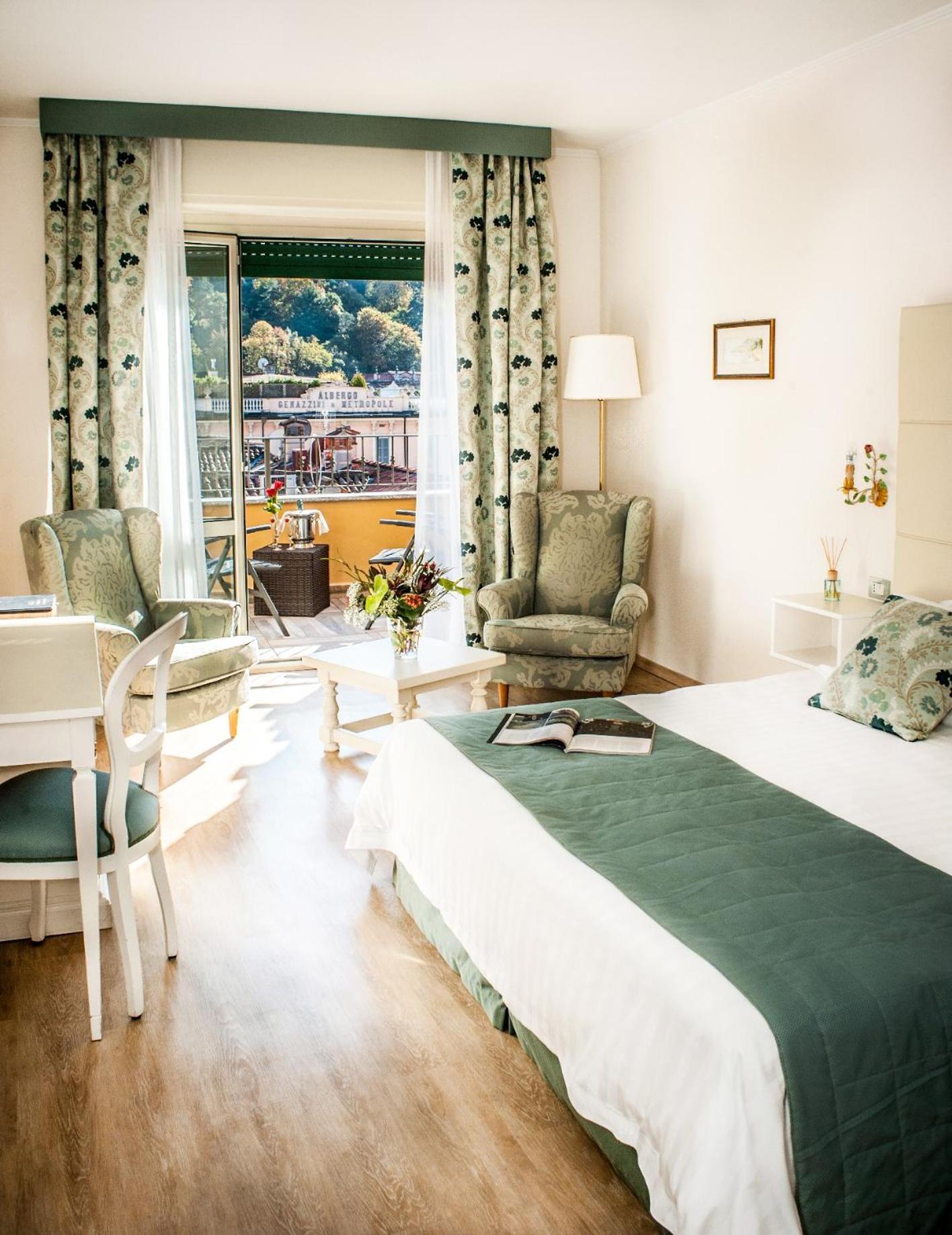 Deluxe Double or Twin Room with partial Lake View photo 2