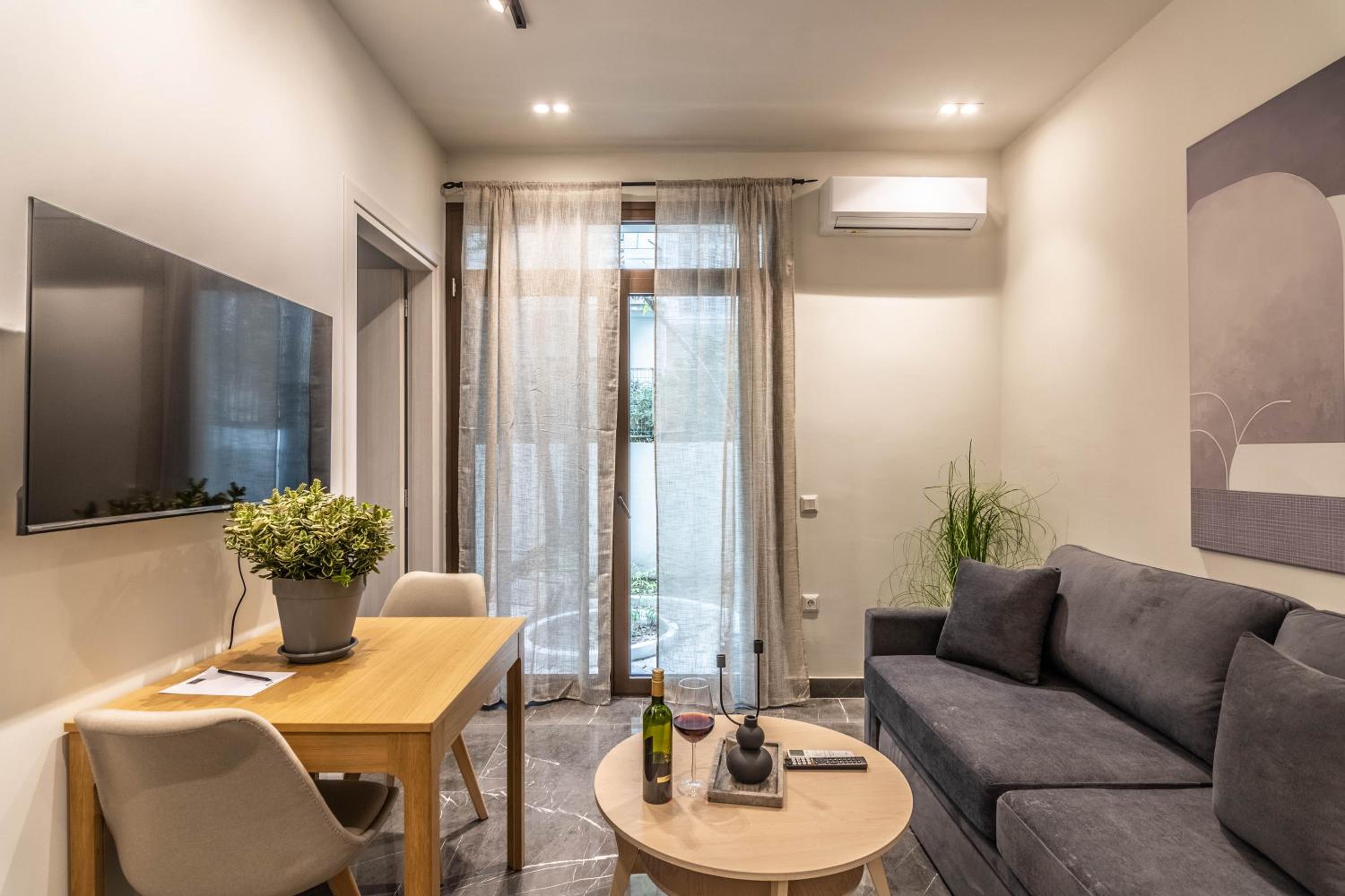 One-Bedroom Apartment with Garden photo 3