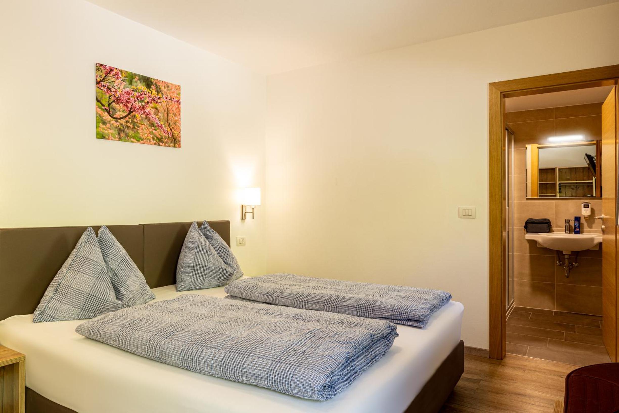 Double Room with Private Bathroom - Photo 1