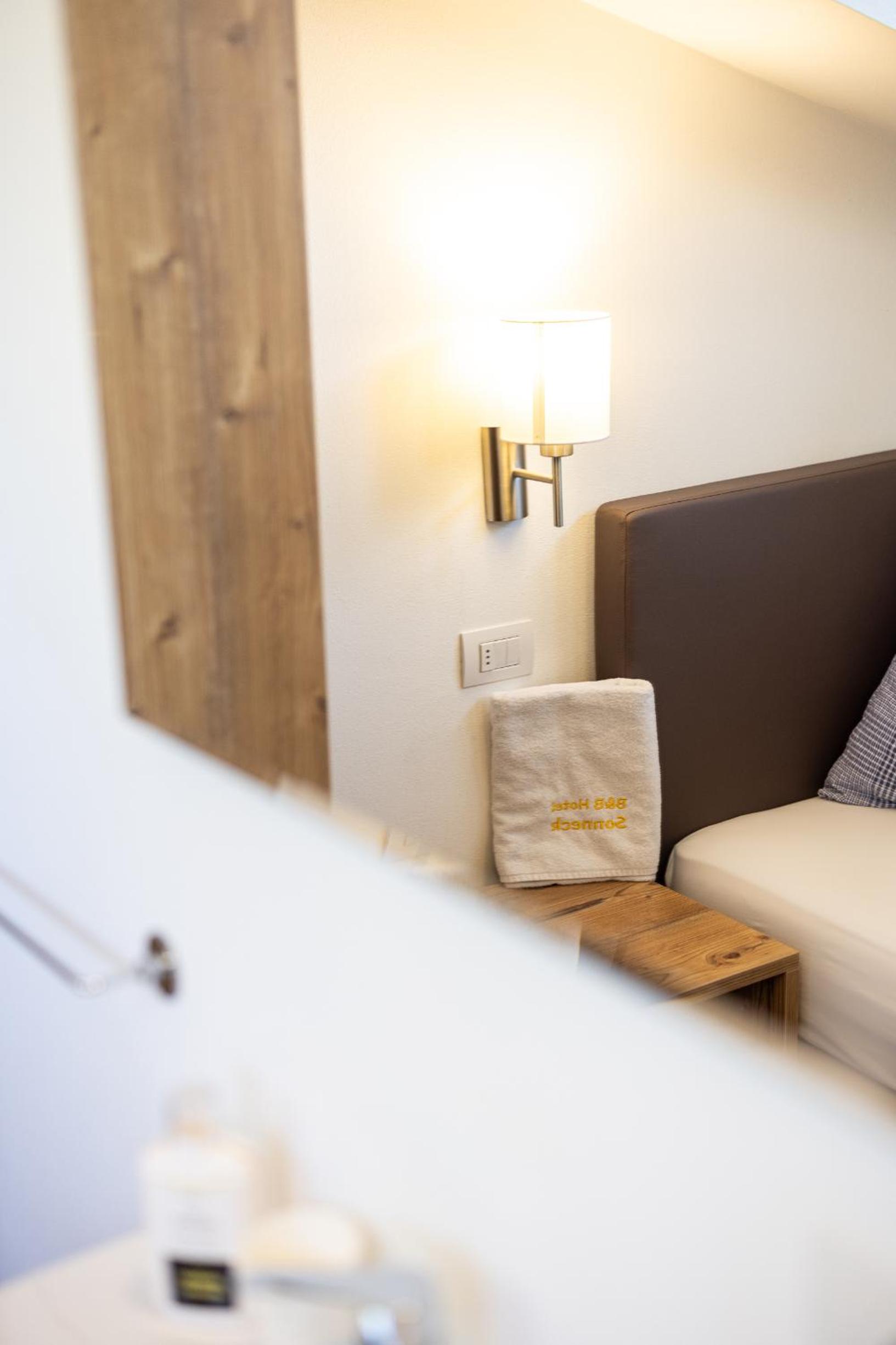Small Twin Room - Photo 3