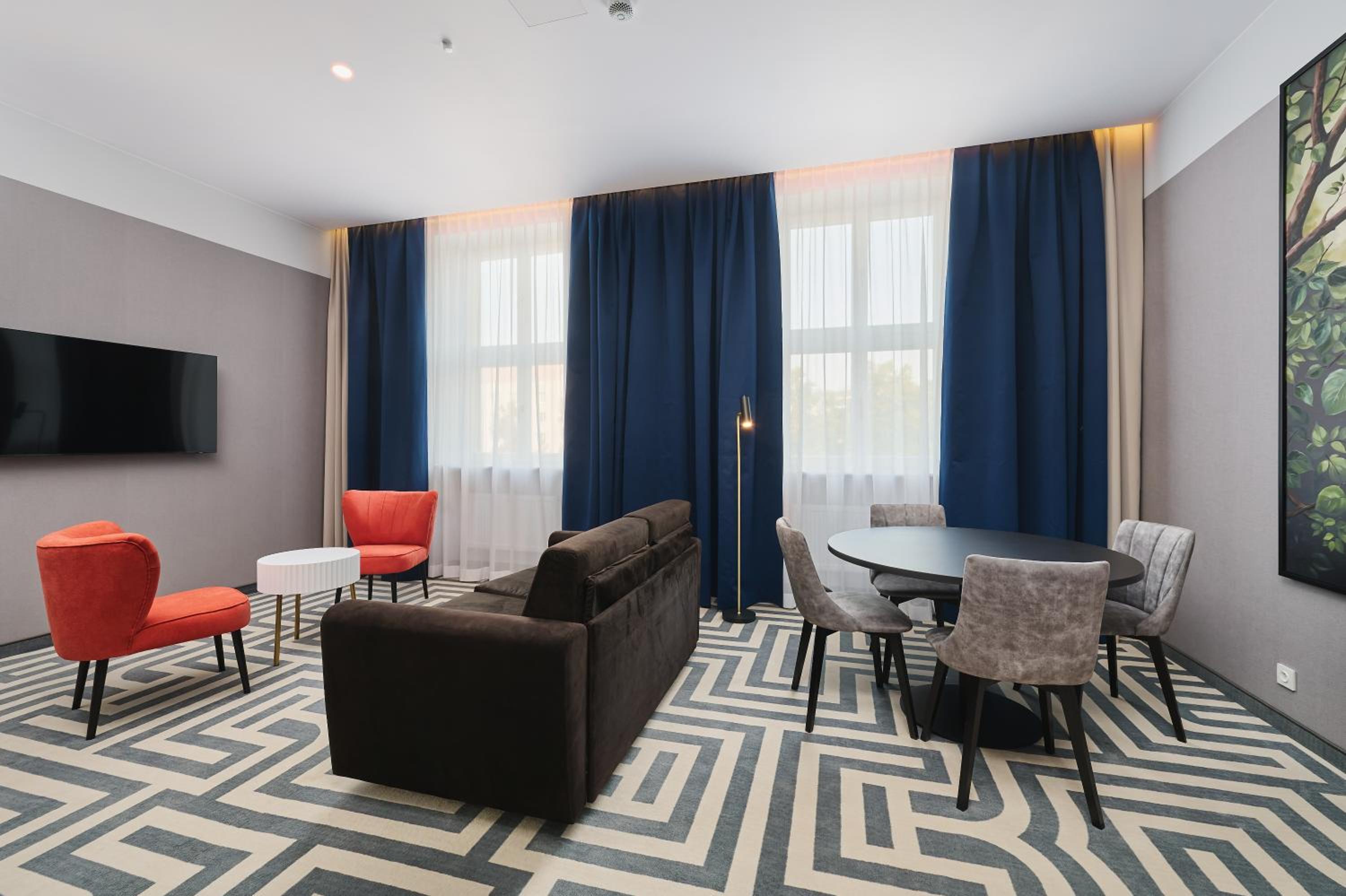 Queen Suite with Sofa Bed and City View - Non-Smoking photo 3