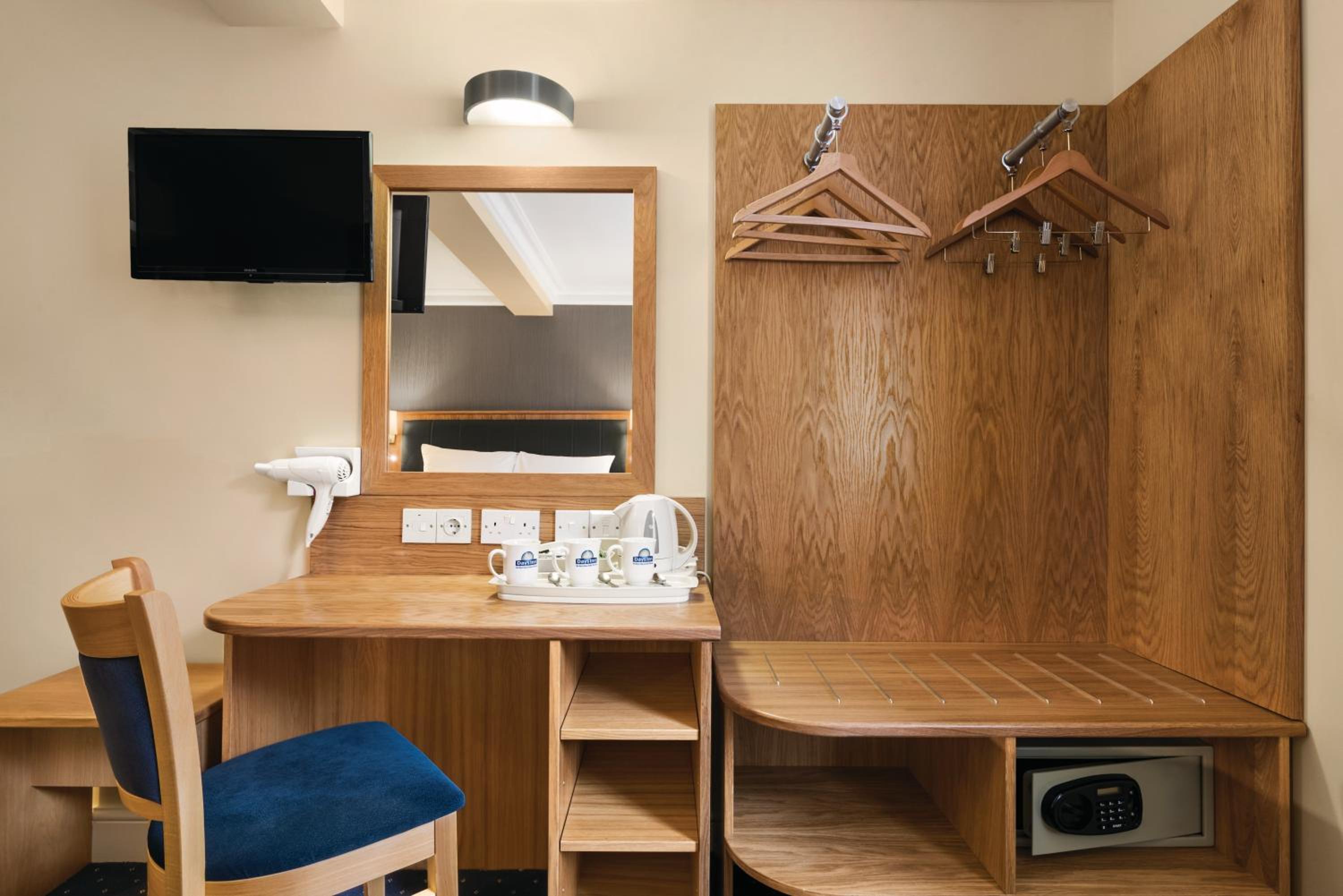 Quadruple Room with One Double and Two Twin Beds - Non-Smoking photo 3