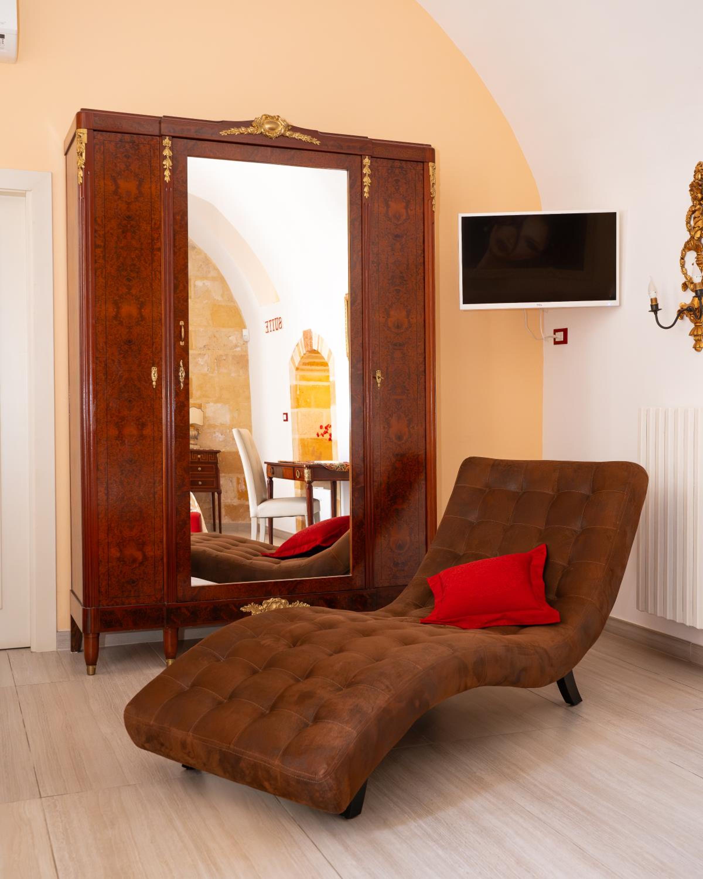 Deluxe Double or Twin Room - Photo 11