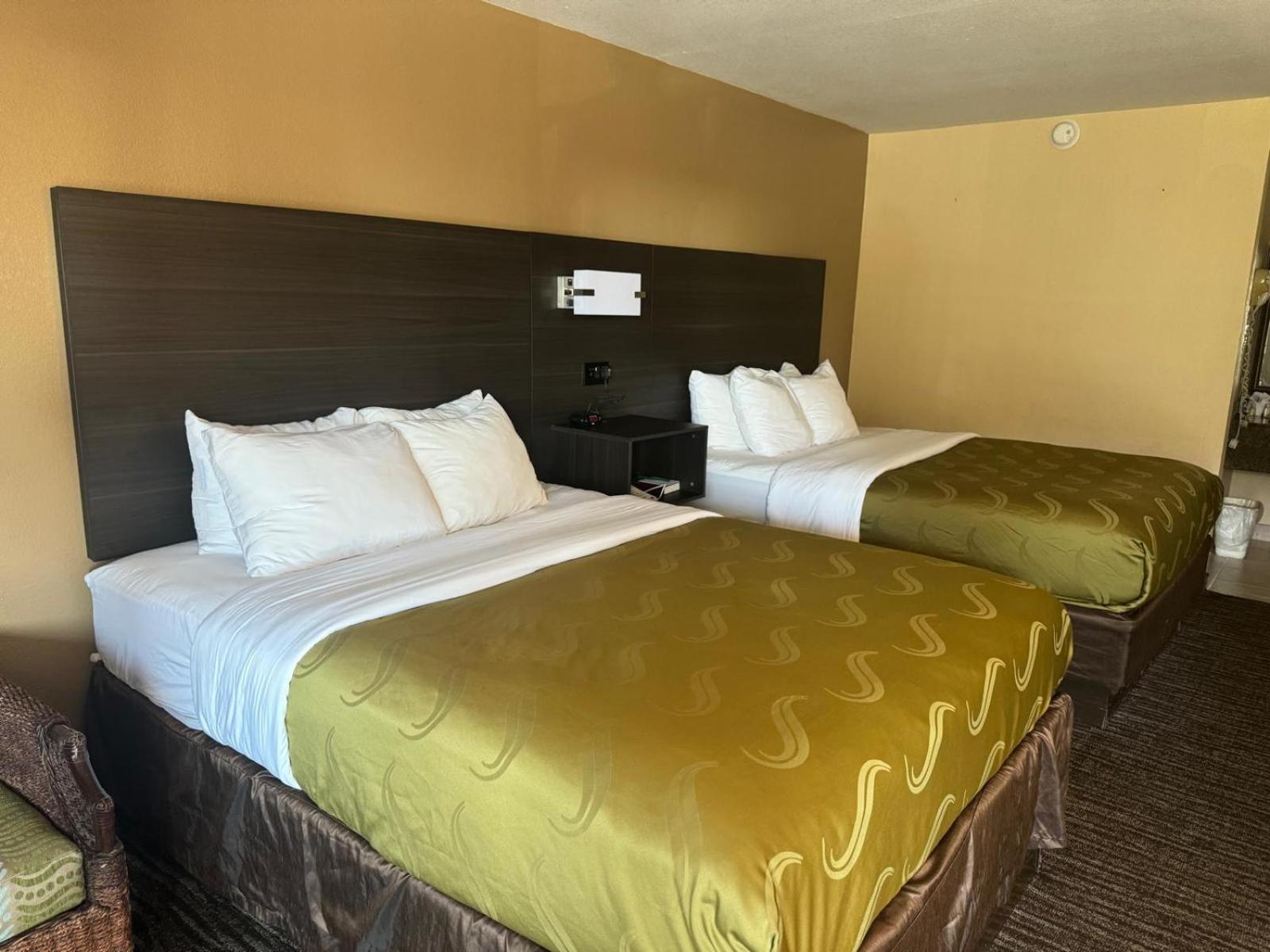 Queen Room with Two Queen Beds - Non-Smoking - Photo 3