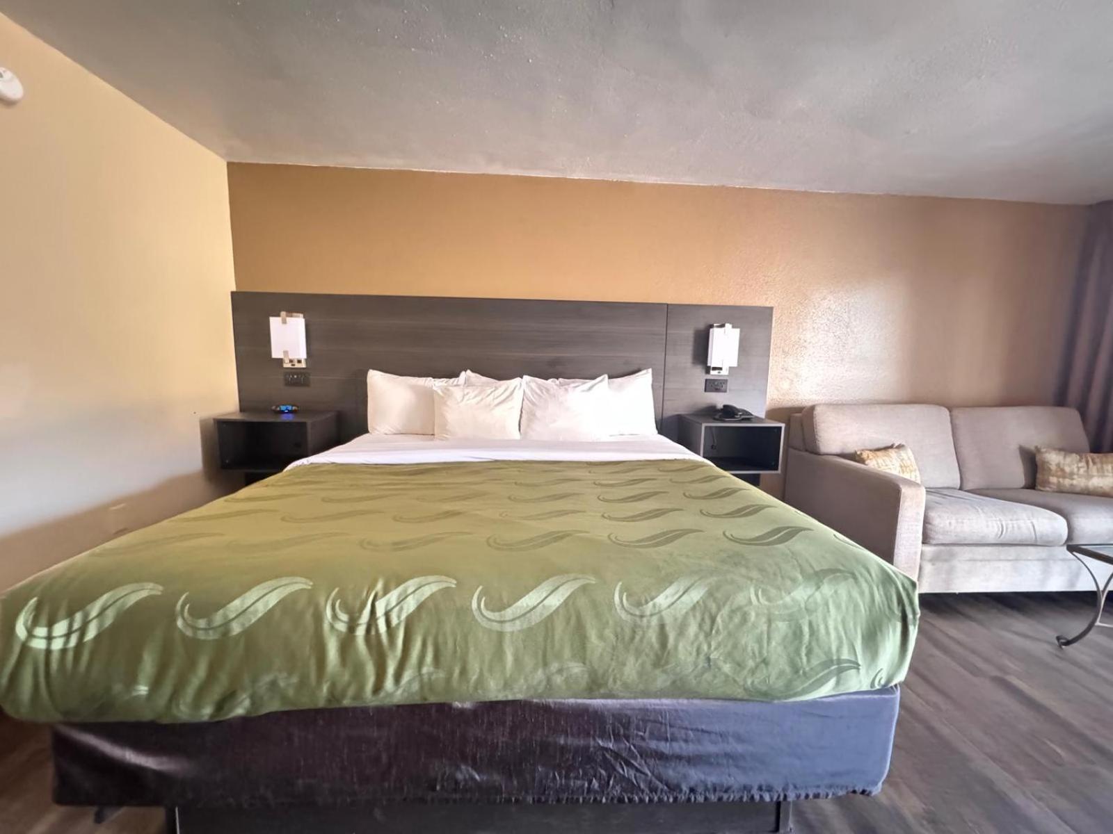 King Room - Non-Smoking - Photo 2