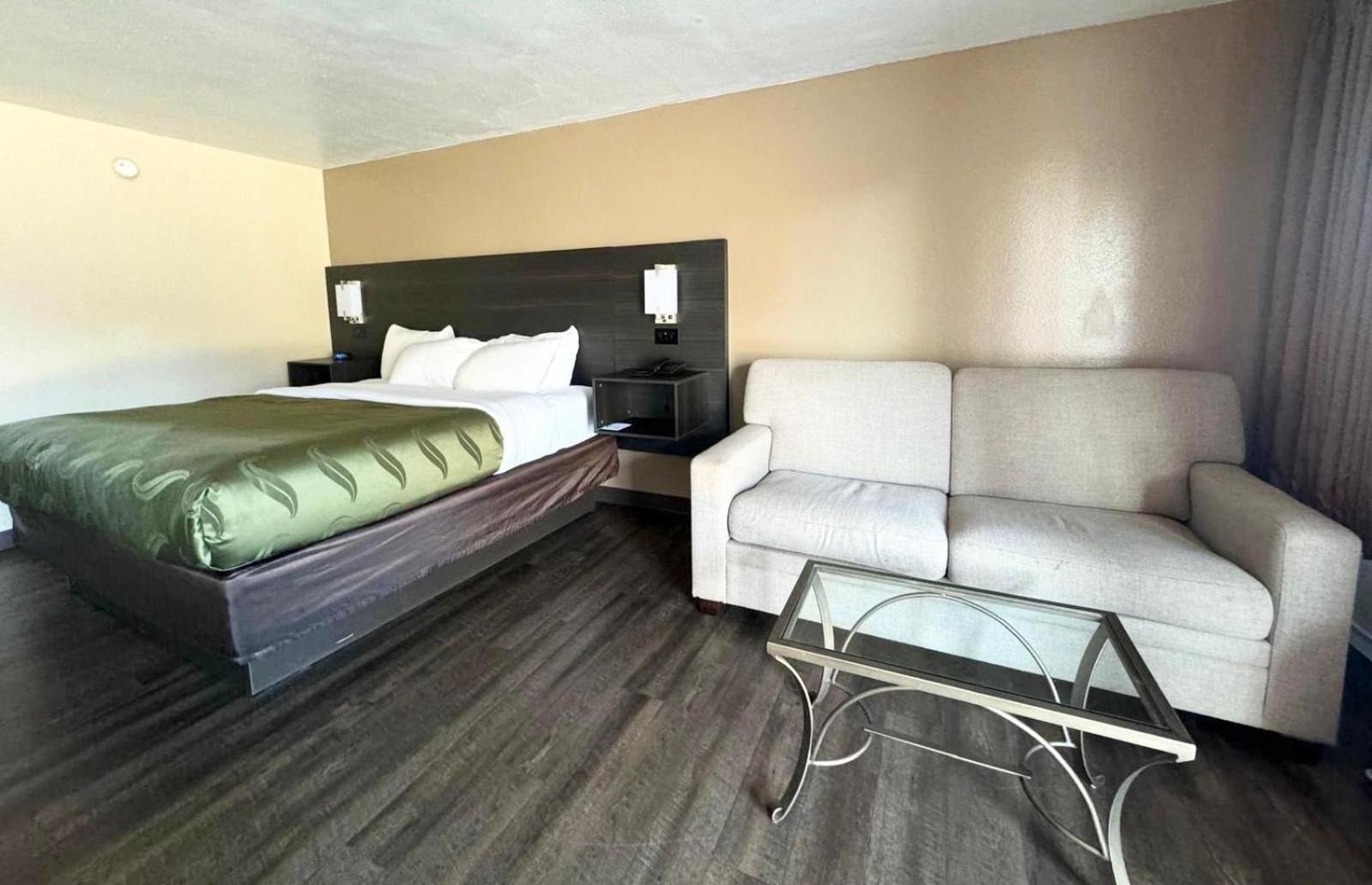 King Room - Non-Smoking - Photo 3