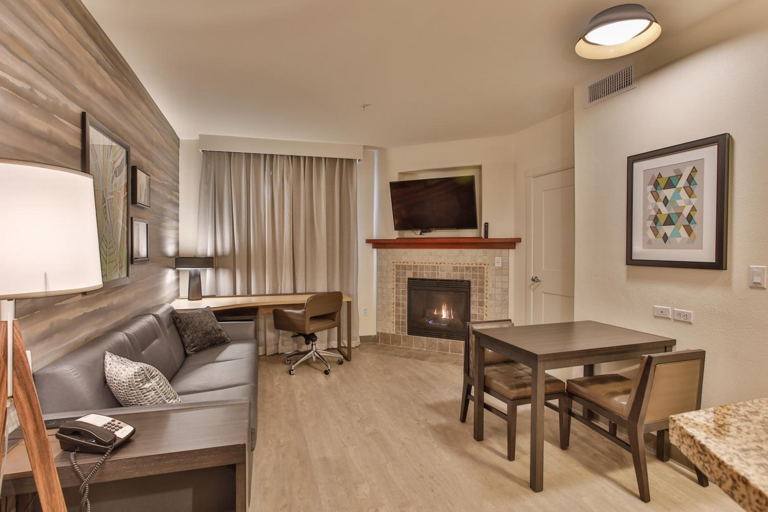 1 Bedroom 2 room Suite, 1 King, Sofa bed - Photo 3