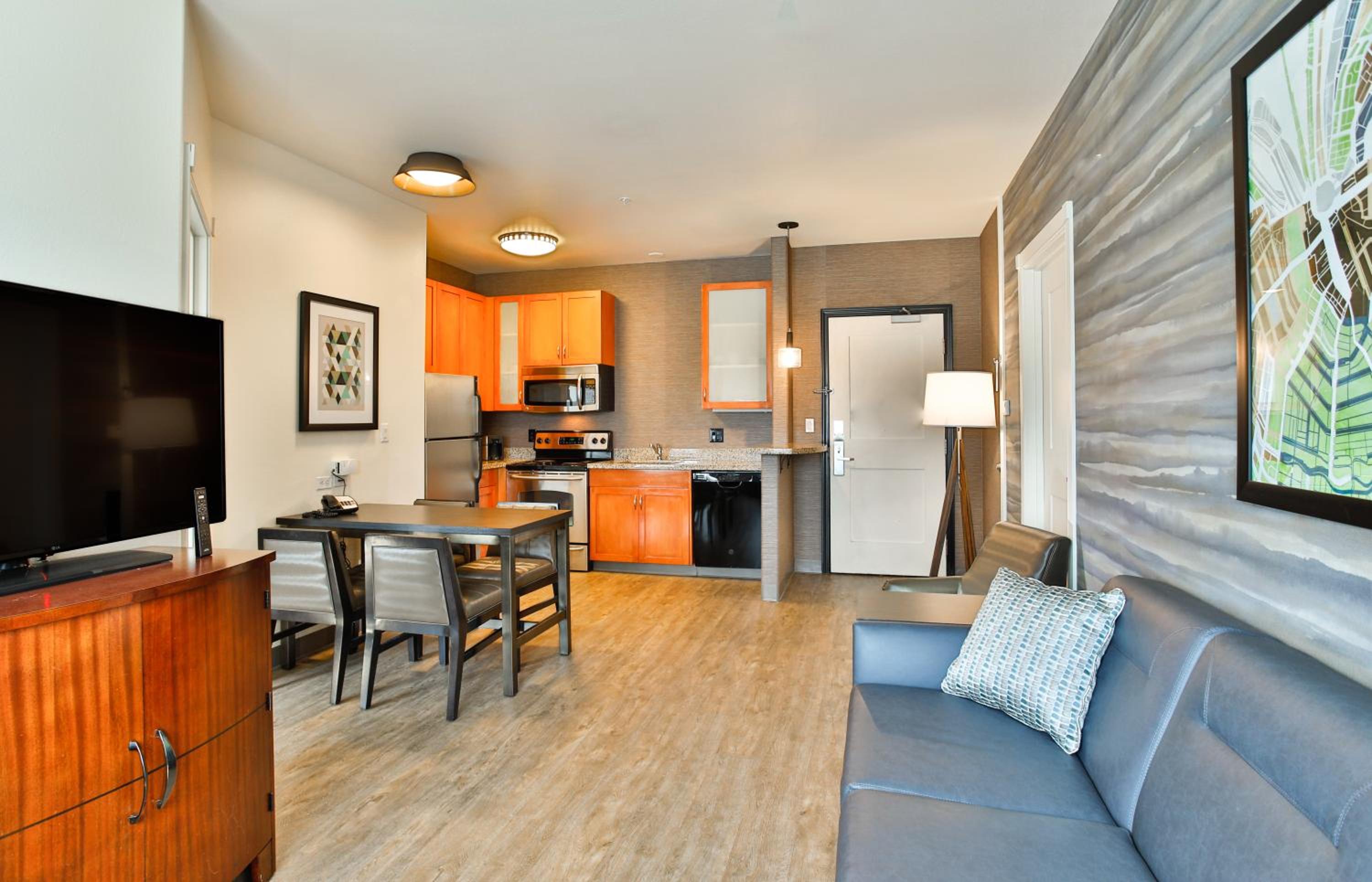 1 Bedroom 2 room Suite, 1 King, Sofa bed - Photo 2
