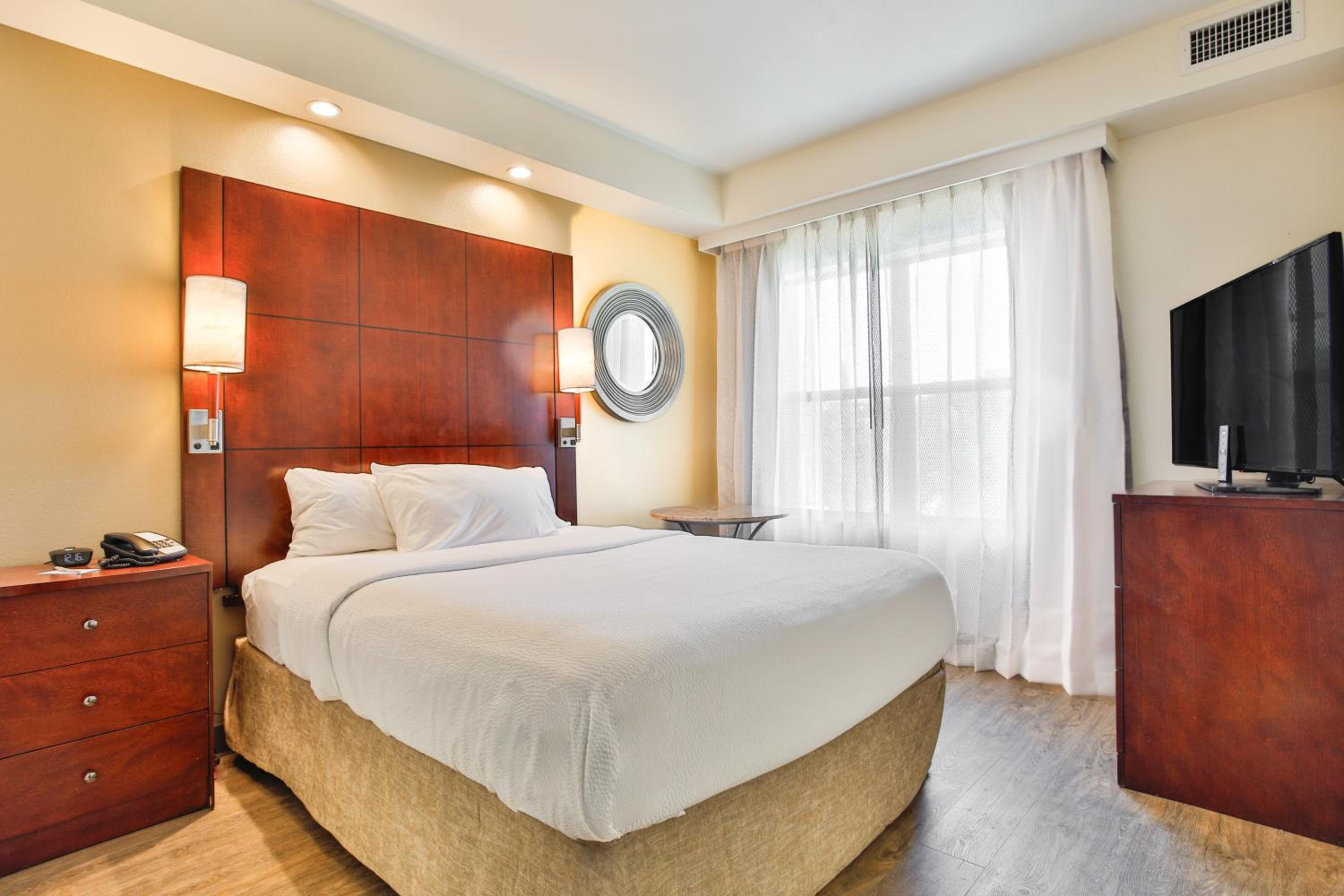 1 Bedroom 2 room Suite, 1 King, Sofa bed - Photo 1