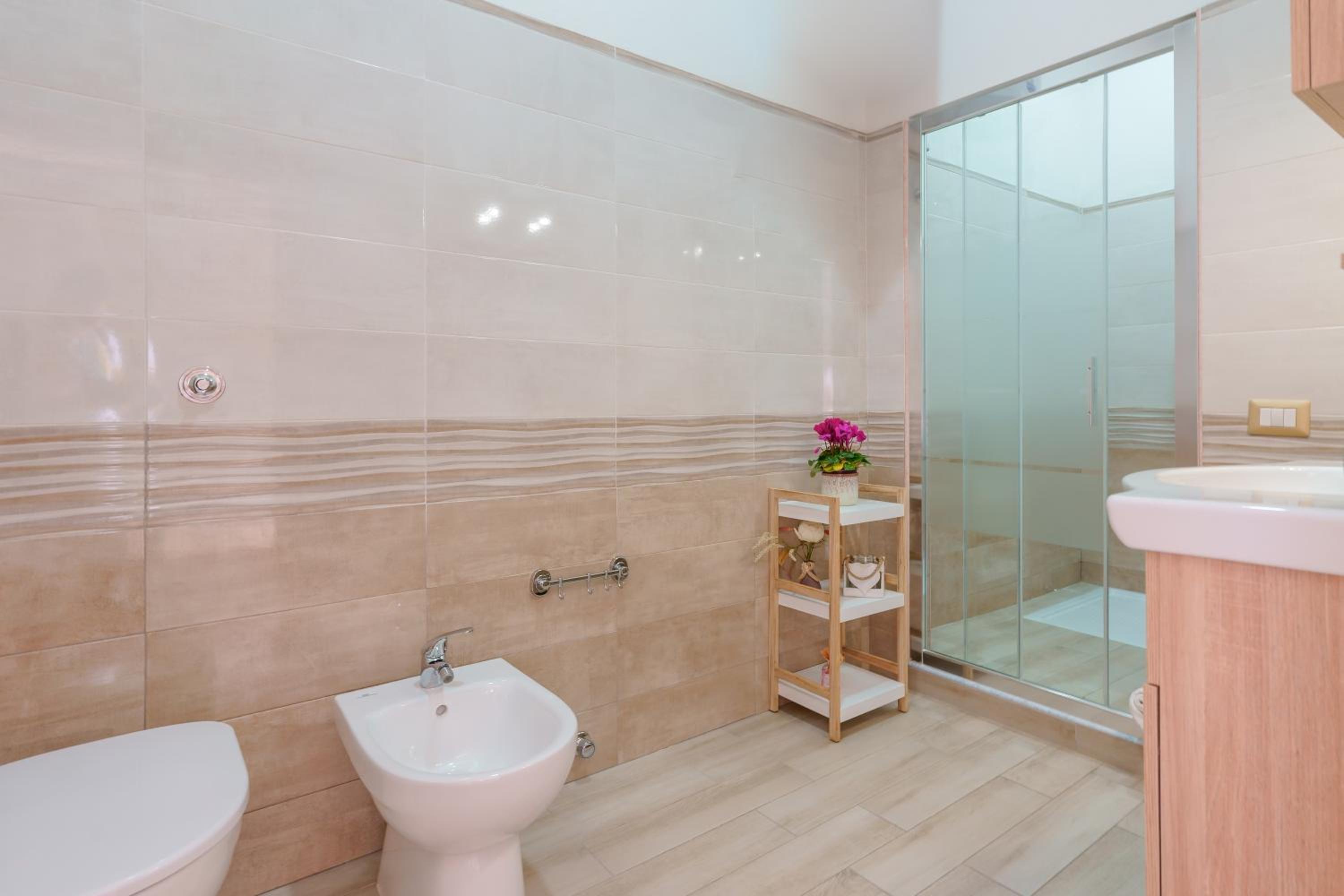 Quadruple Room with Private Bathroom - Photo 5