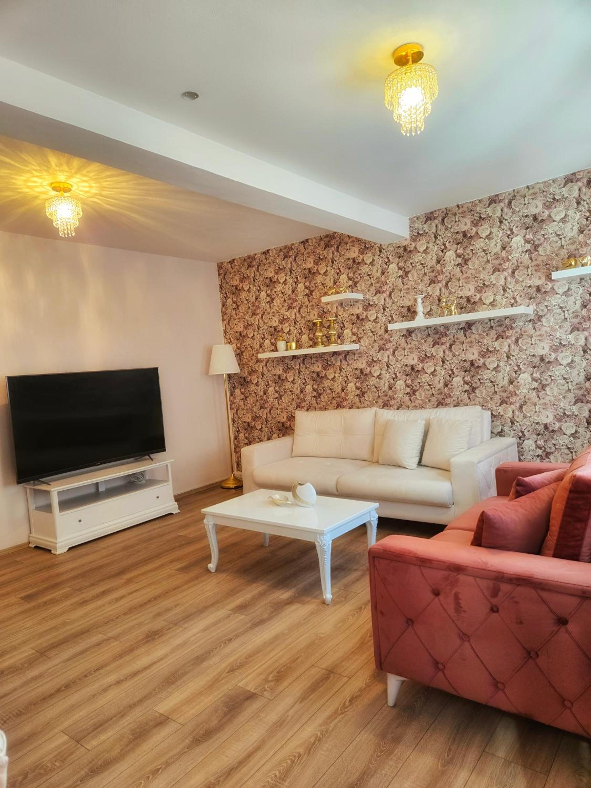 Three-Bedroom Apartment with Balcony - Photo 18