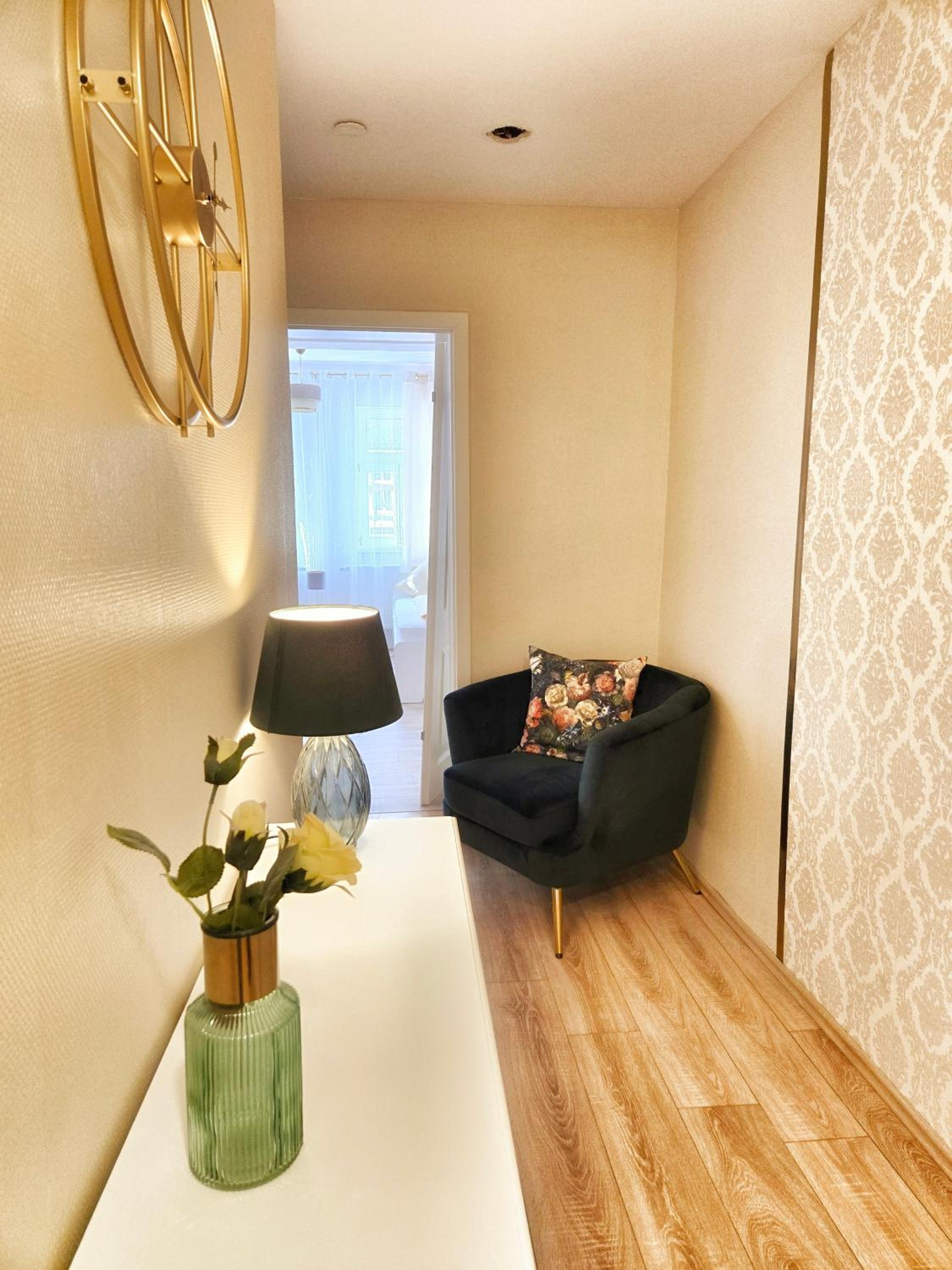 Three-Bedroom Apartment with Balcony - Photo 23