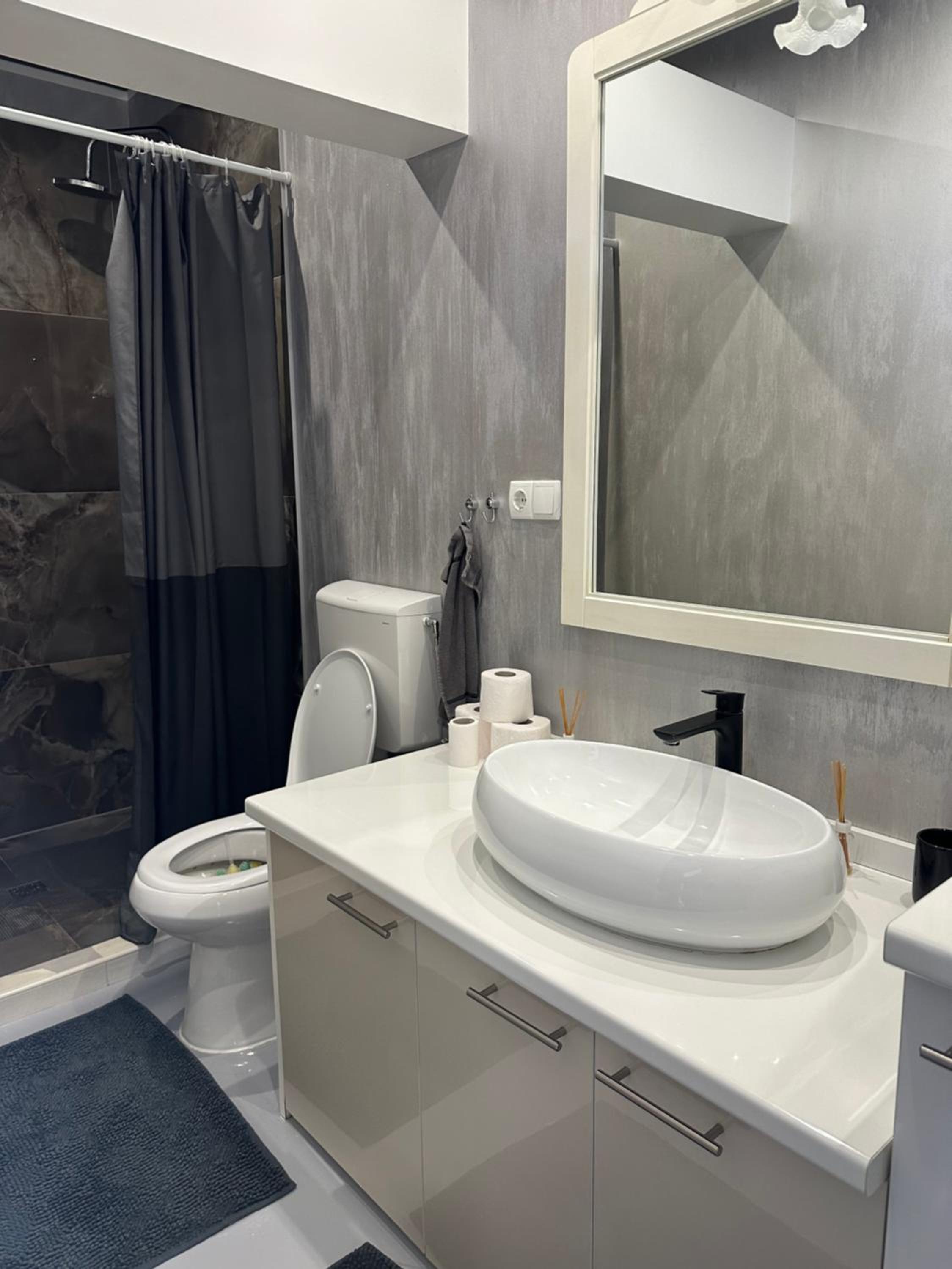 One-Bedroom Apartment - Photo 6