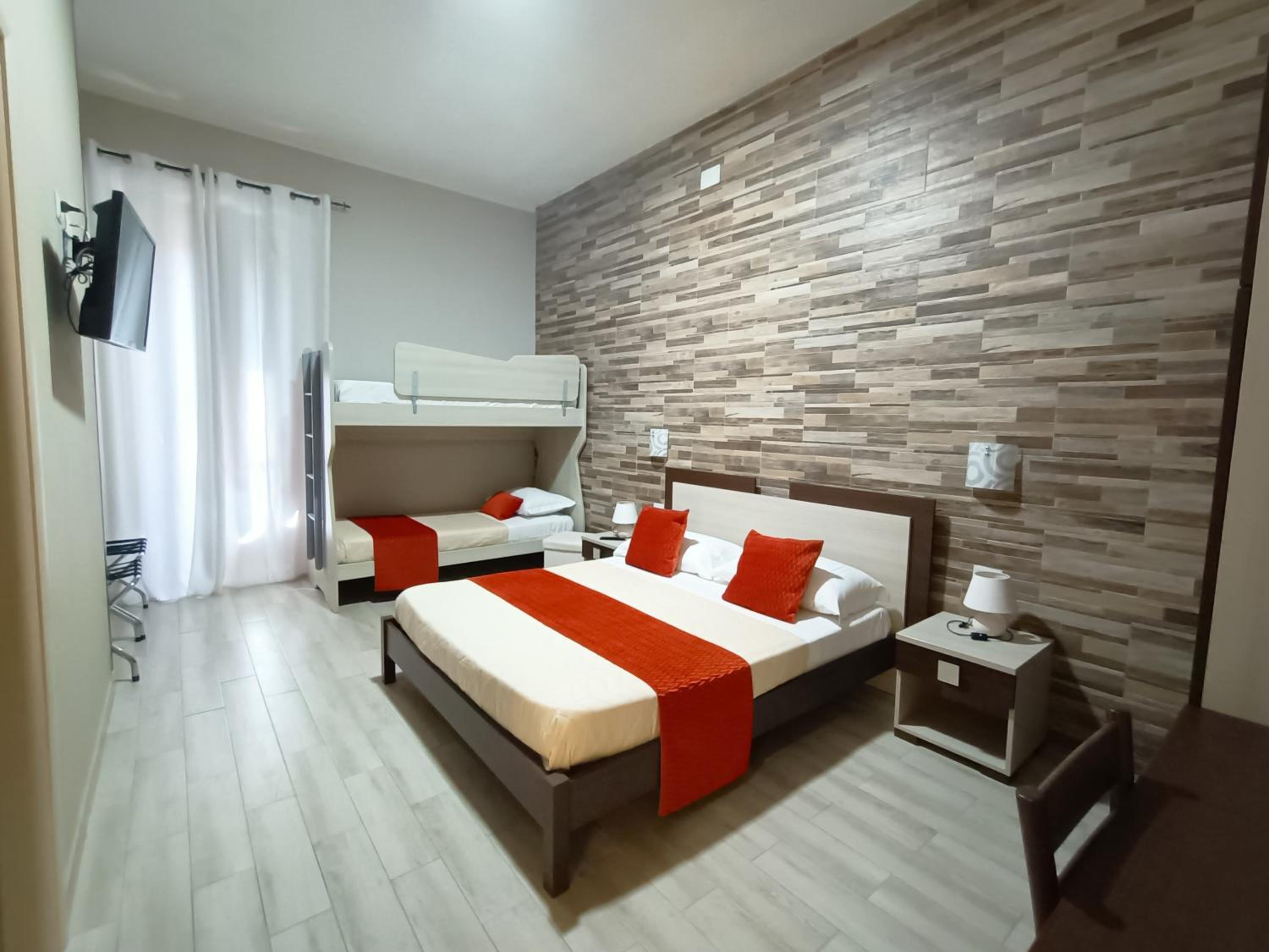 Quadruple Room with Private Bathroom - Photo 2
