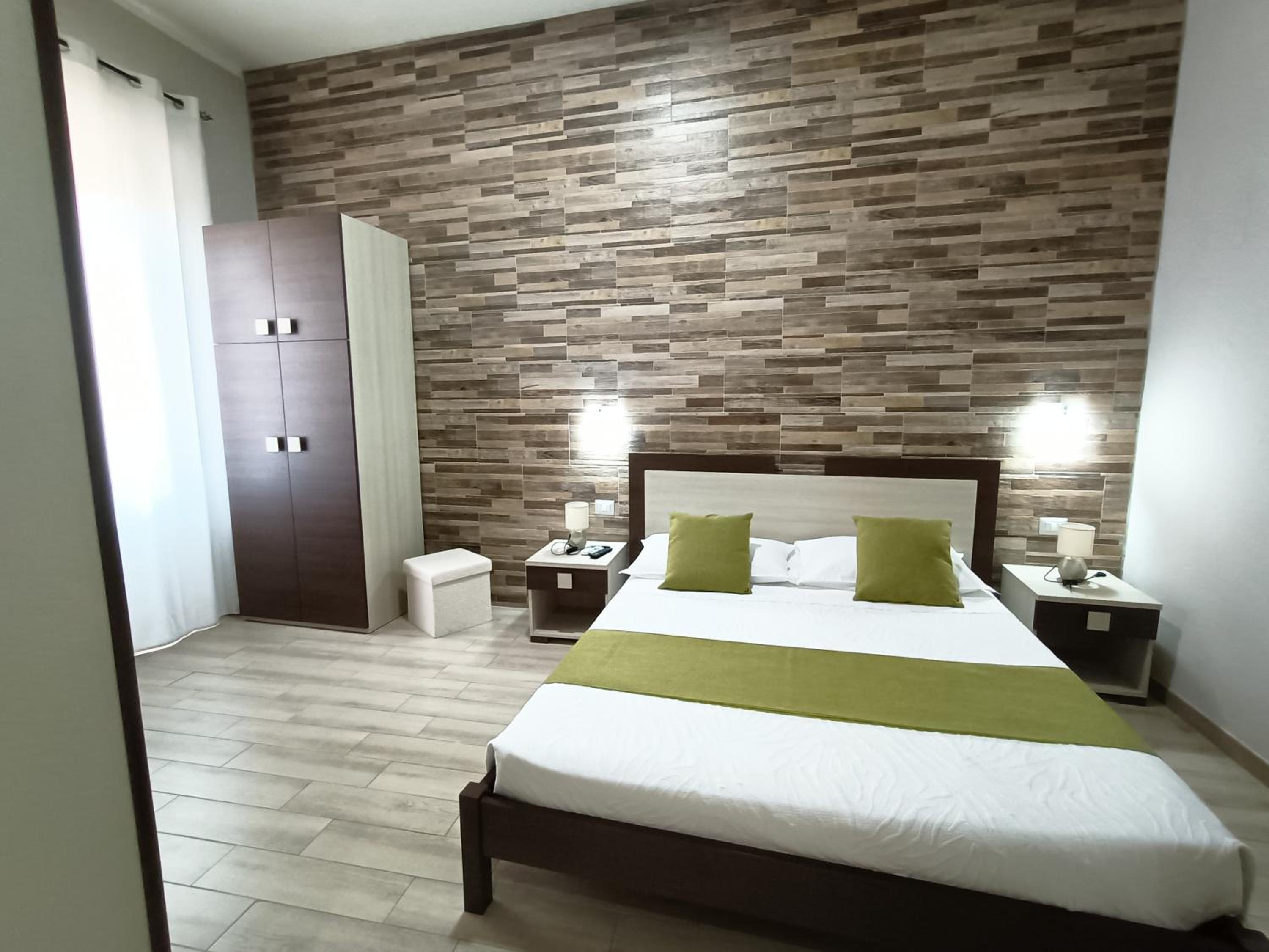 Double Room with Private Bathroom - Photo 11