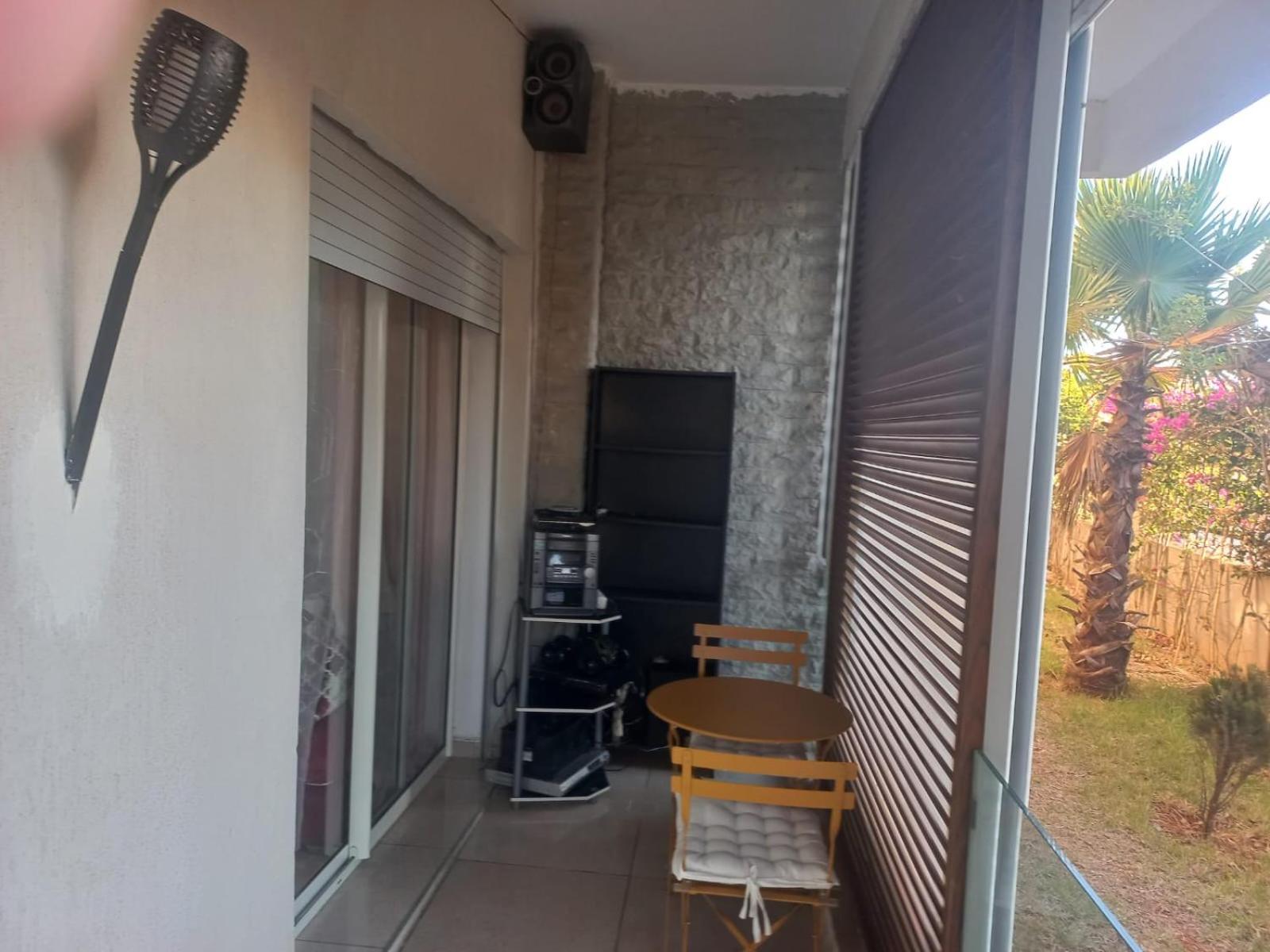 Two-Bedroom Apartment with Pool View photo 2