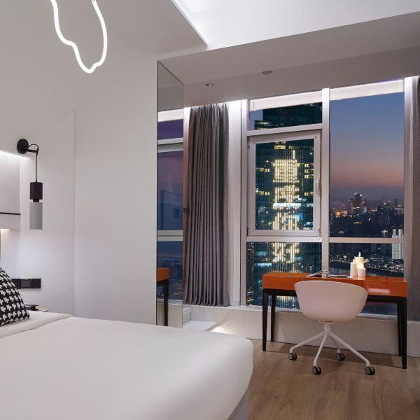 Manhattan River View King Room