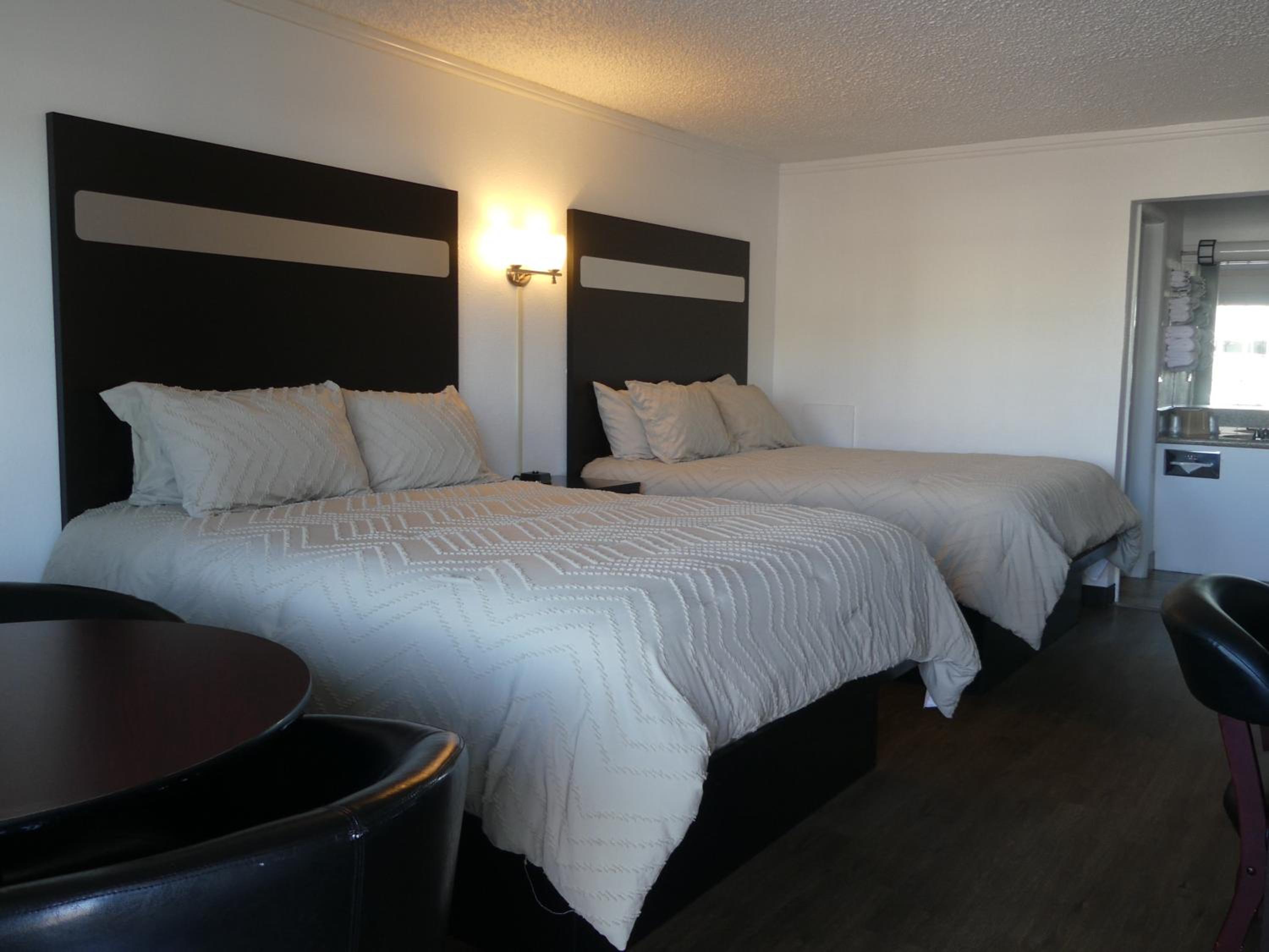 Standard Queen Room with Two Queen Beds photo 3
