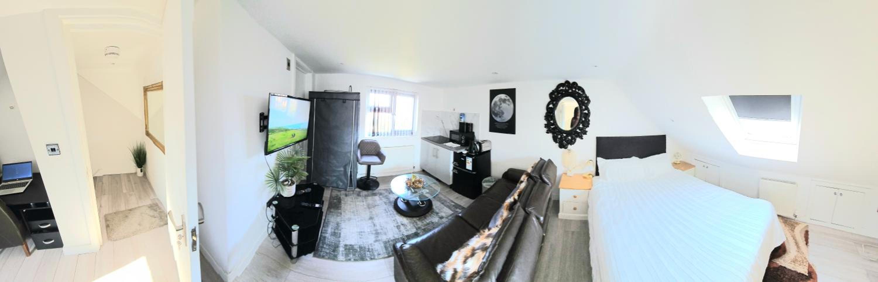 One-Bedroom Apartment photo 1