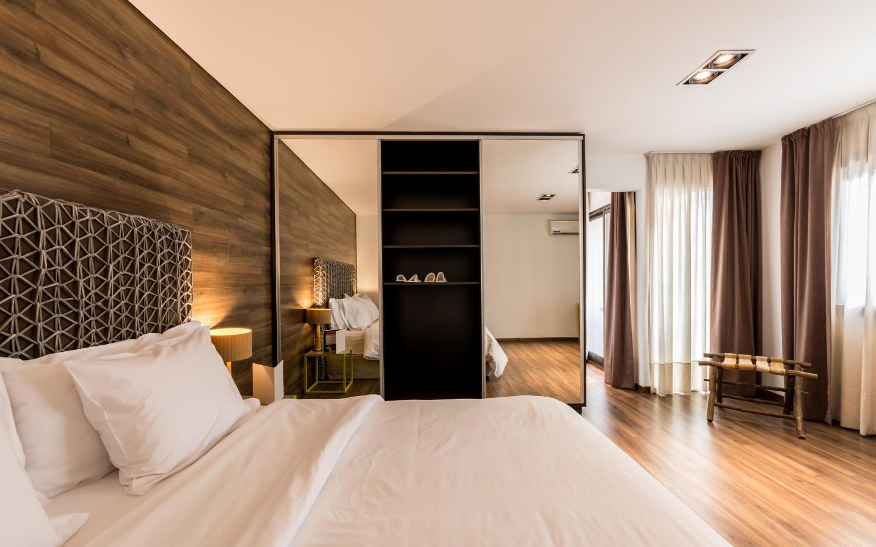 Deluxe Double Room thumbnail 5