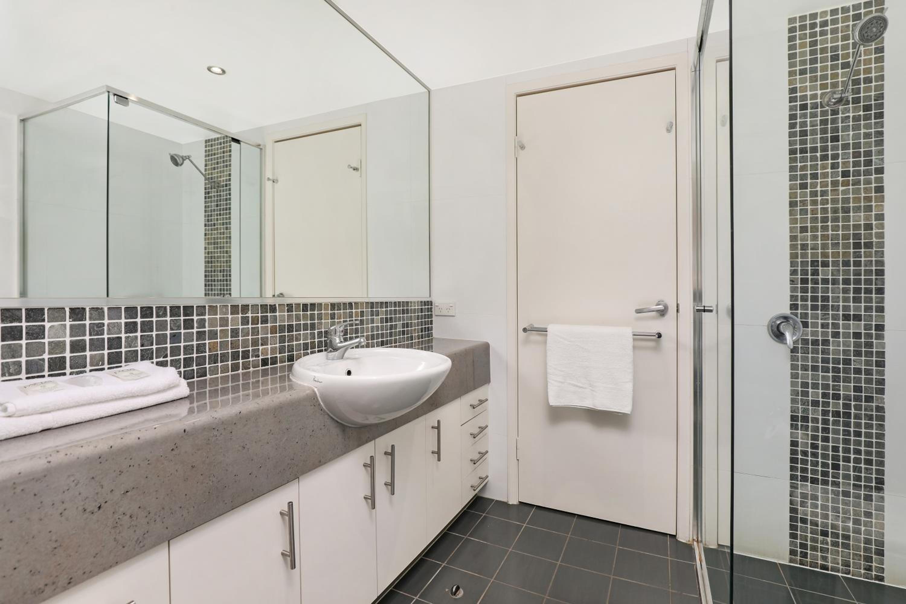 Two-Bedroom Apartment - Photo 3