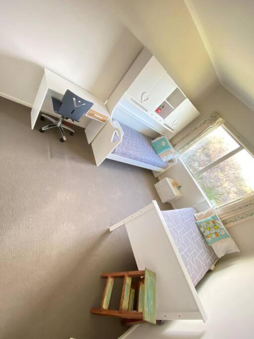 Five-Bedroom House photo 1