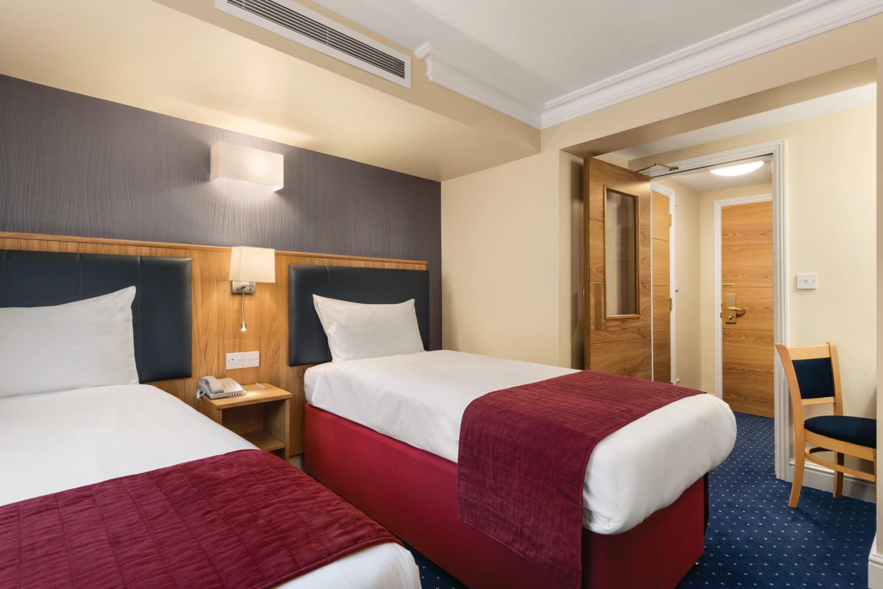Twin Room - Non-Smoking photo 3