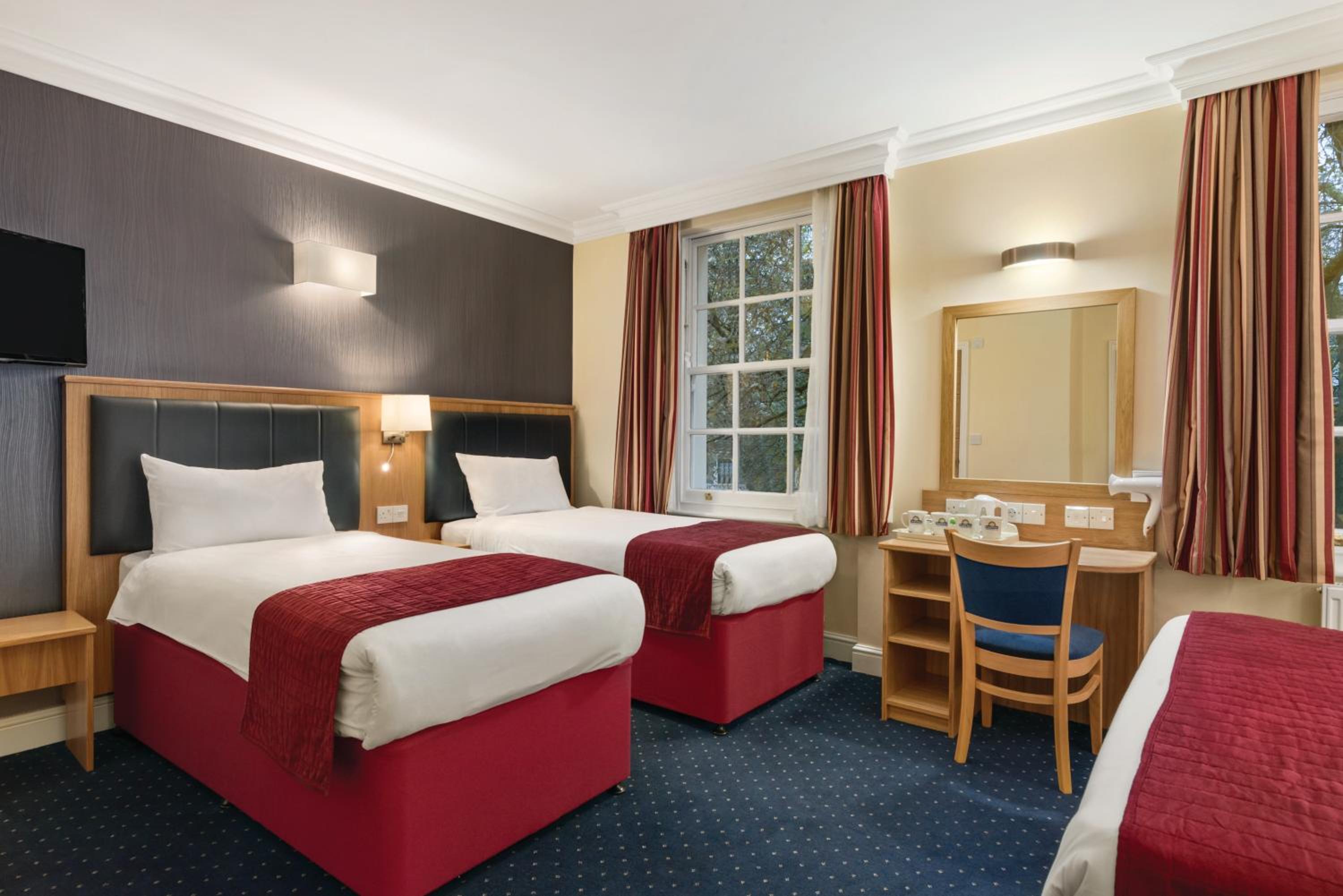 Quadruple Room with One Double and Two Twin Beds - Non-Smoking photo 1
