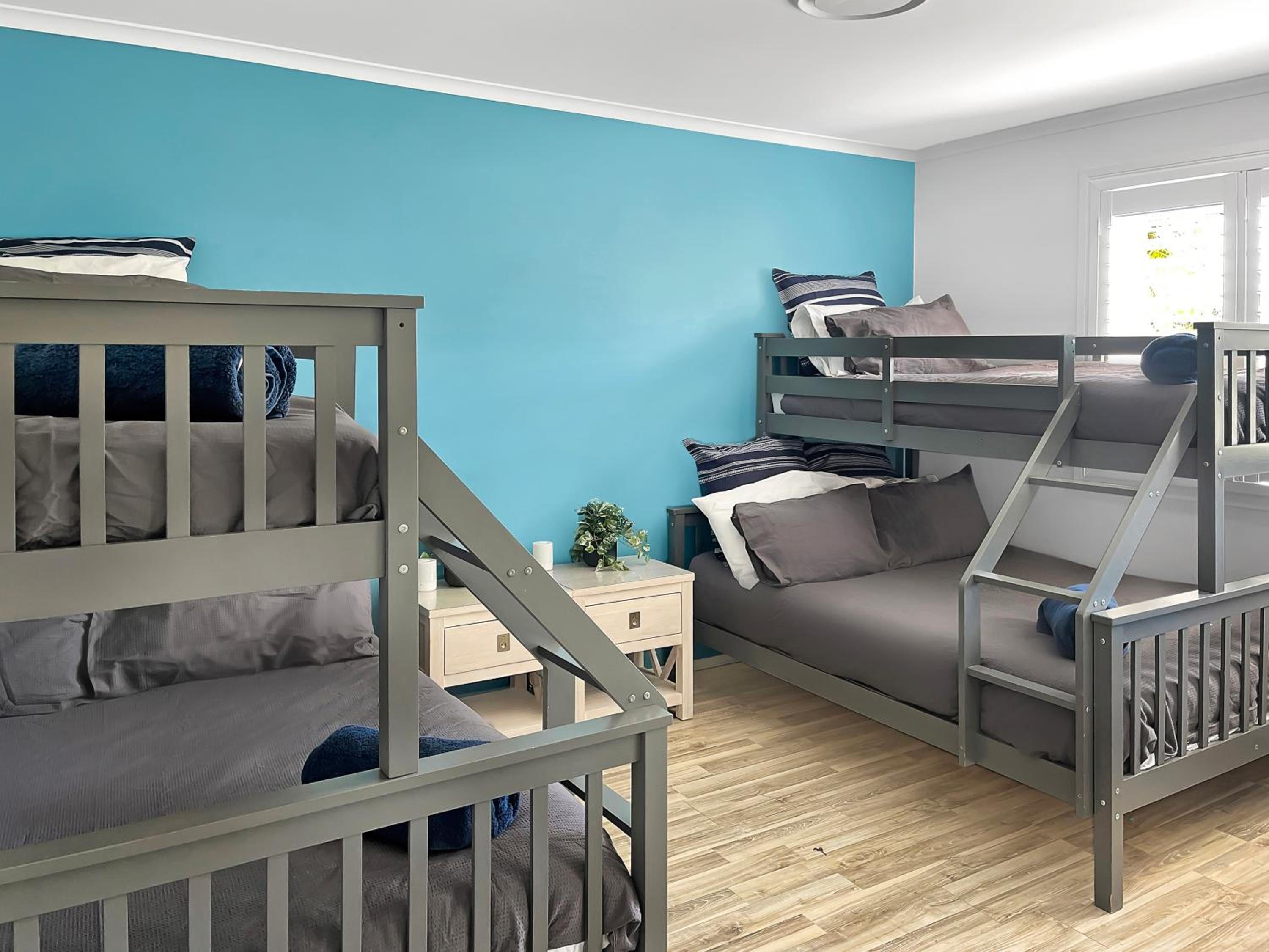 Six-Bedroom House photo 3