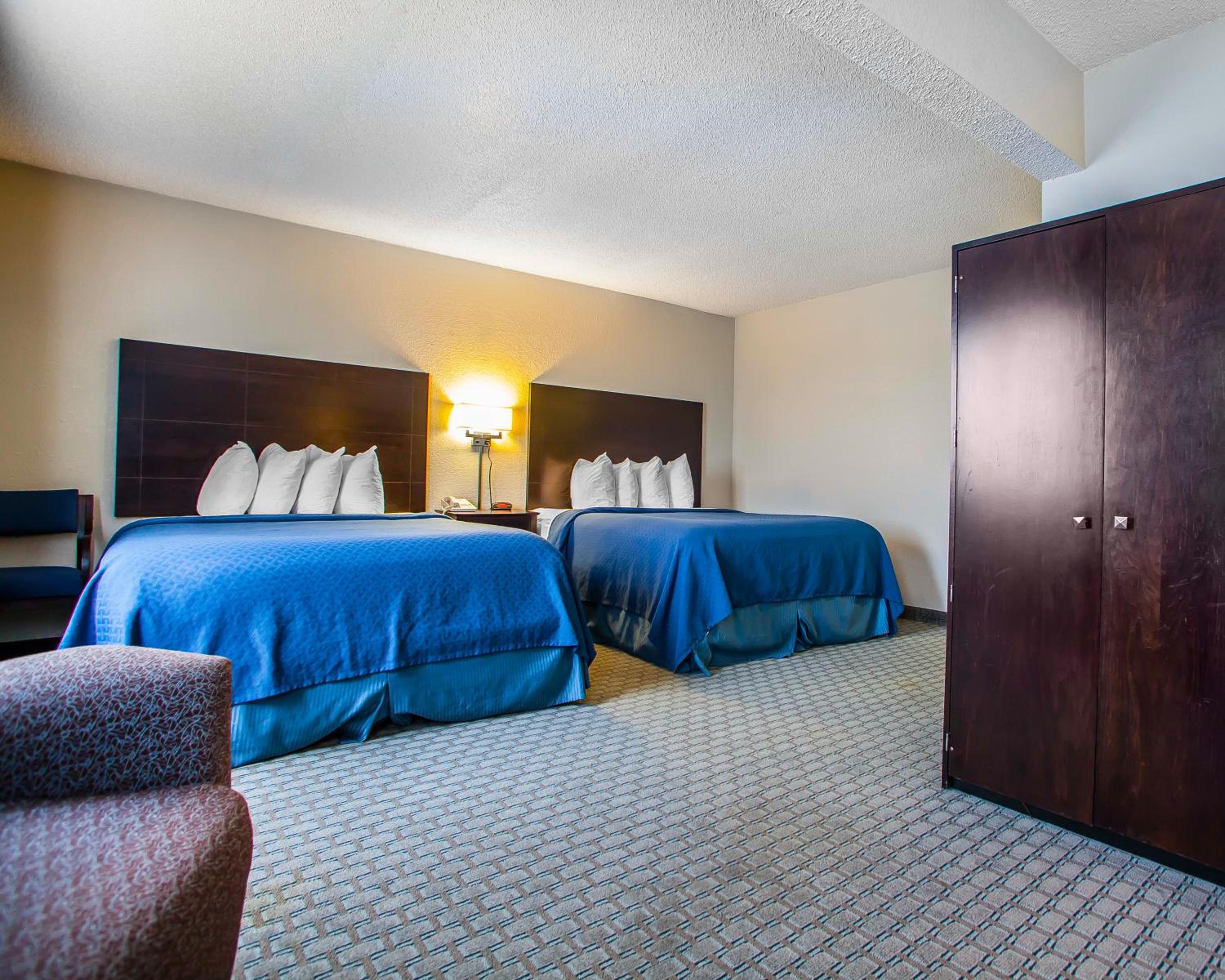Queen Suite with Two Queen Beds - Non-Smoking - Photo 4