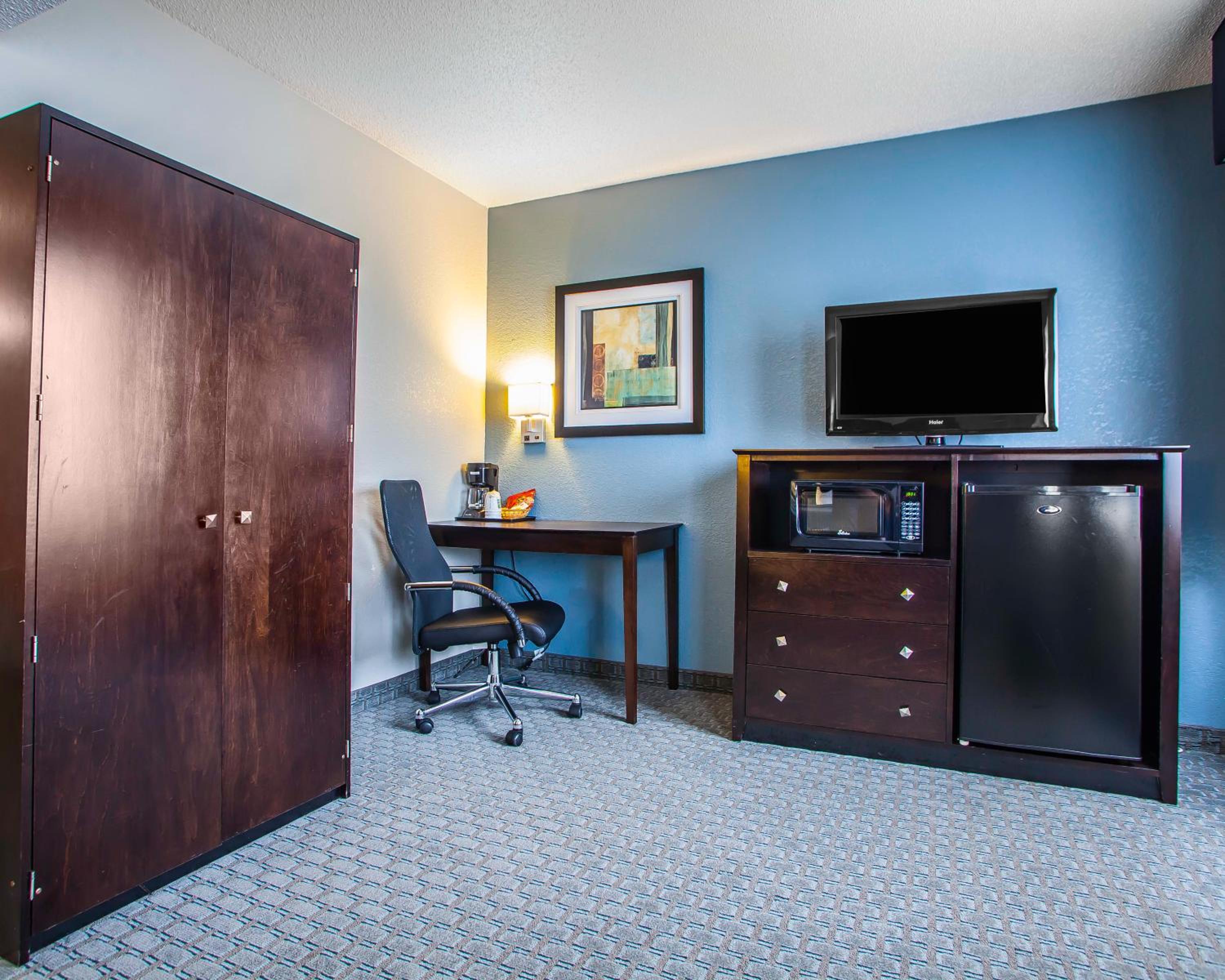 Queen Suite with Two Queen Beds - Non-Smoking - Photo 5