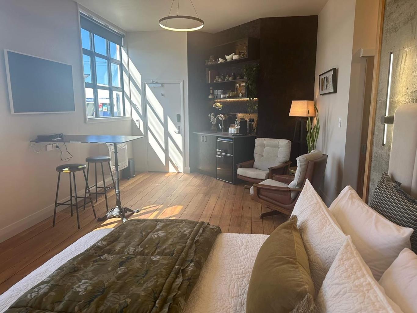 Deluxe One-Bedroom Apartment