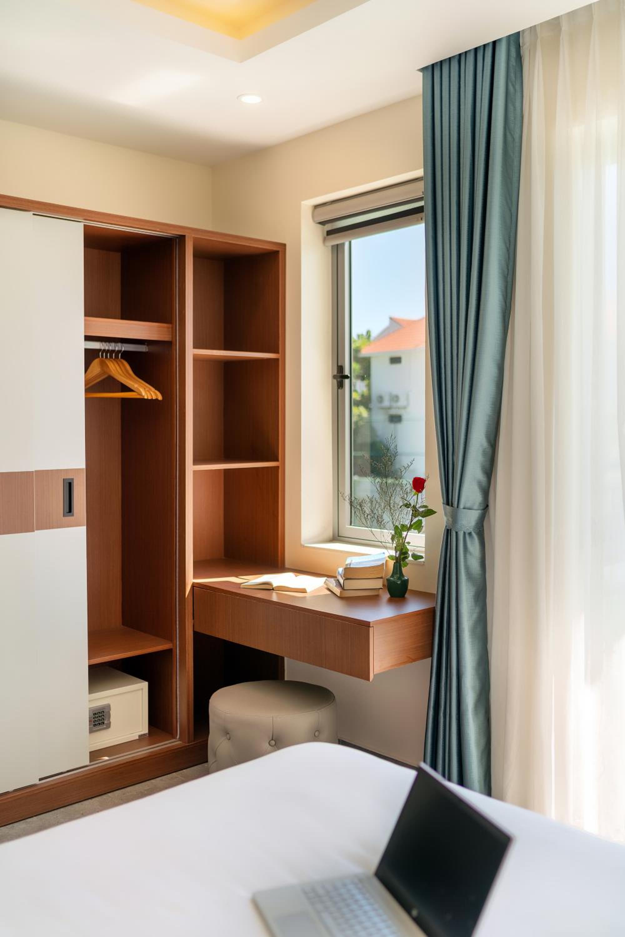 Suite - Photo 13