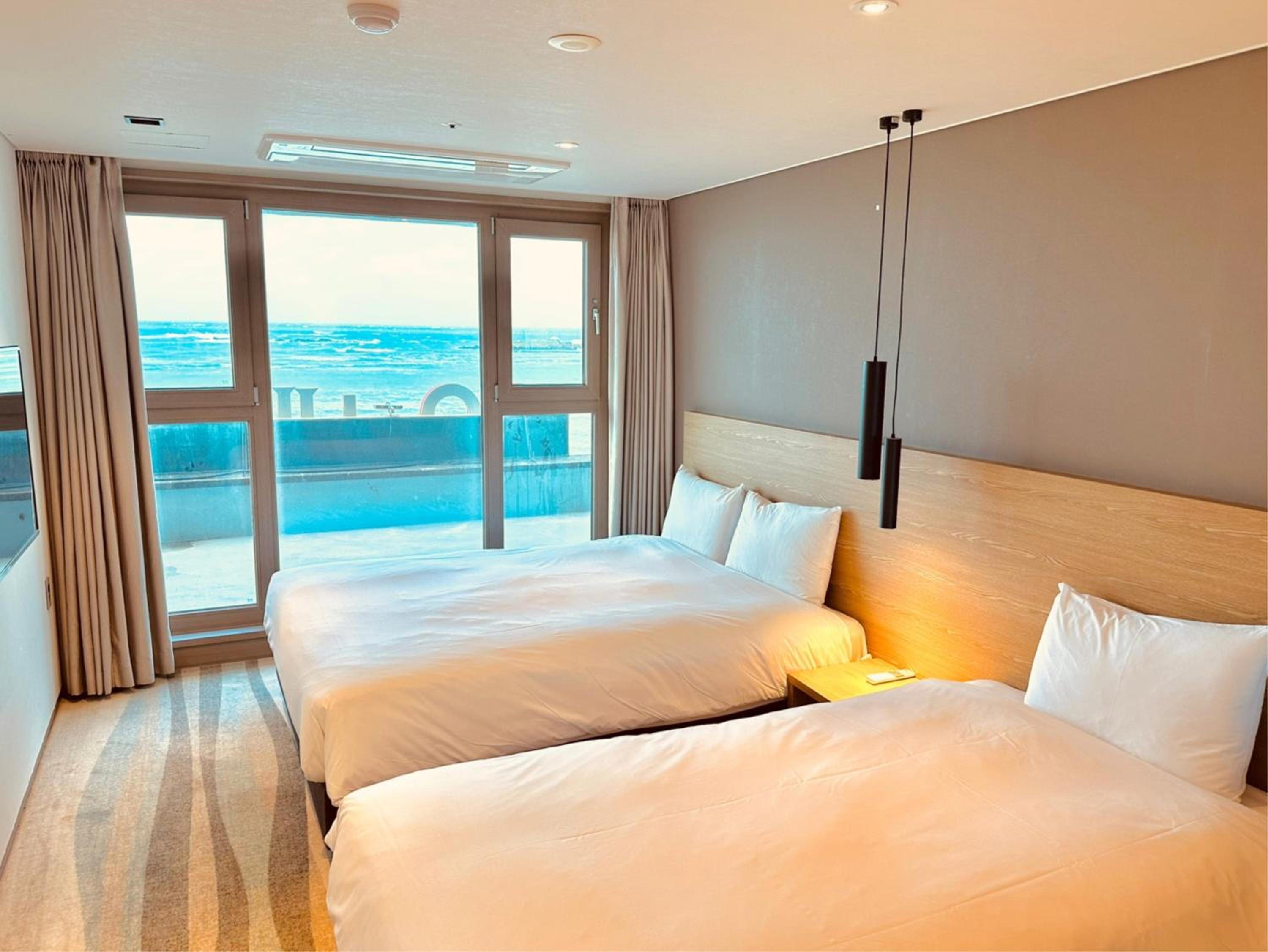 Deluxe Twin Room With Partial Sea View