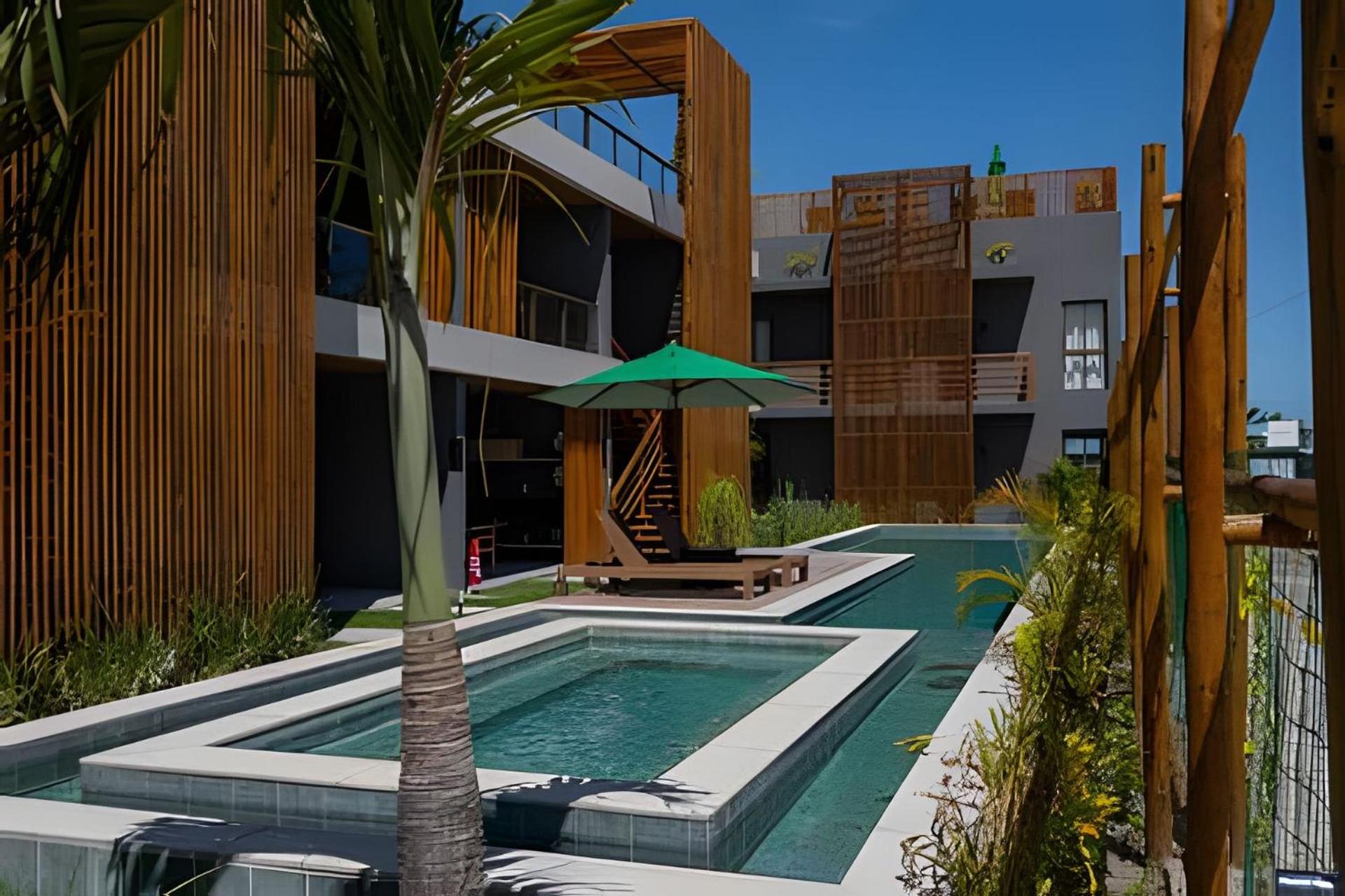 Two-Bedroom Apartment with Pool View photo 2