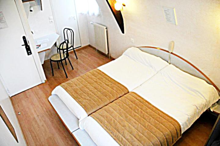 Twin Room - Photo 2