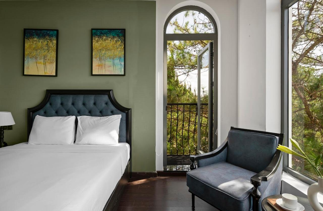 Deluxe Double Room with Balcony - Photo 21