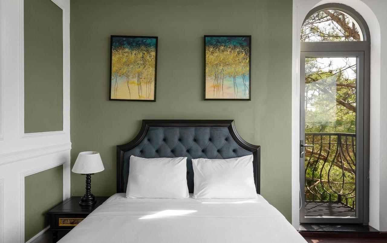 Deluxe Double Room with Balcony - Photo 19