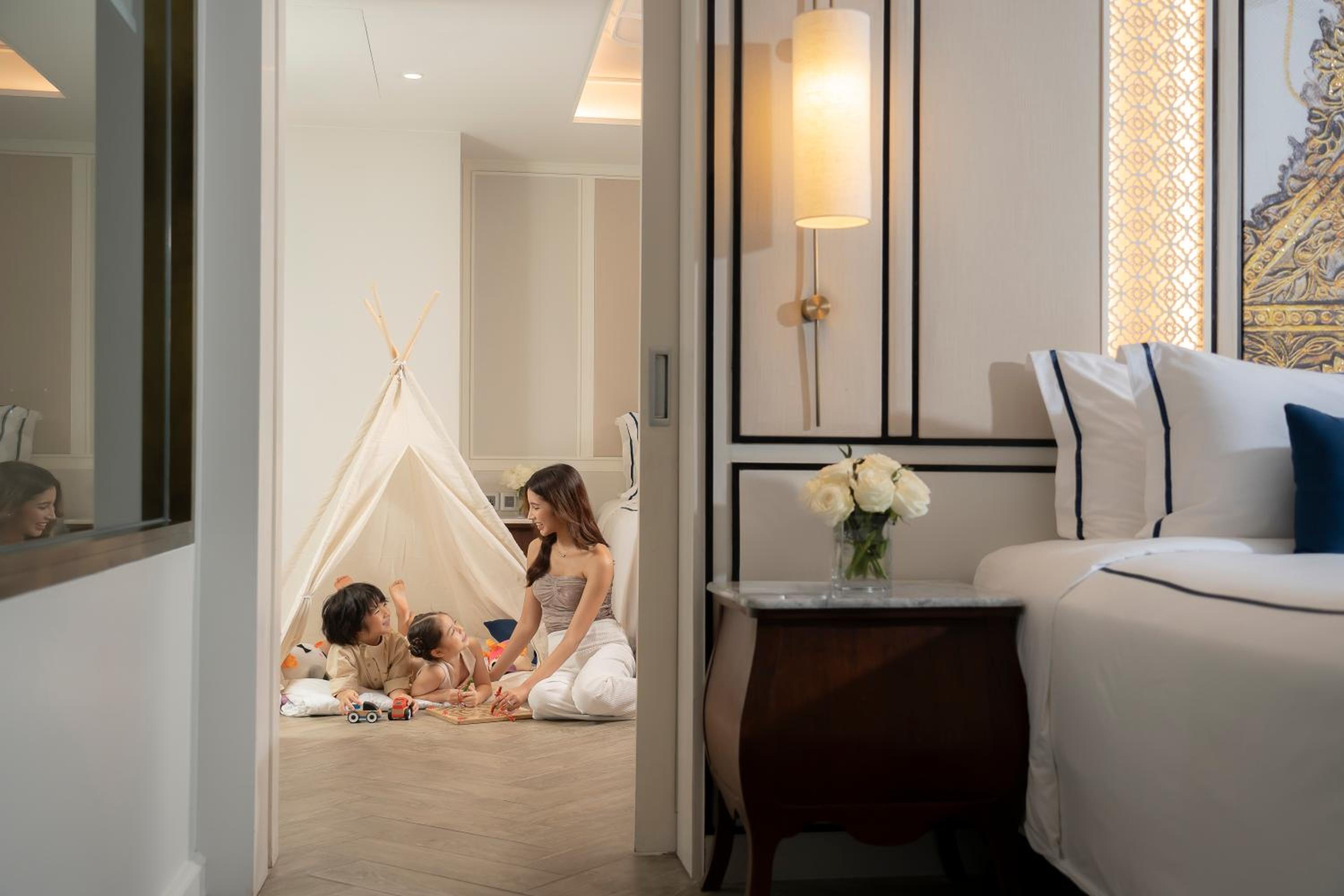 Family Suite with One King Bed and 2 Single Beds photo 3
