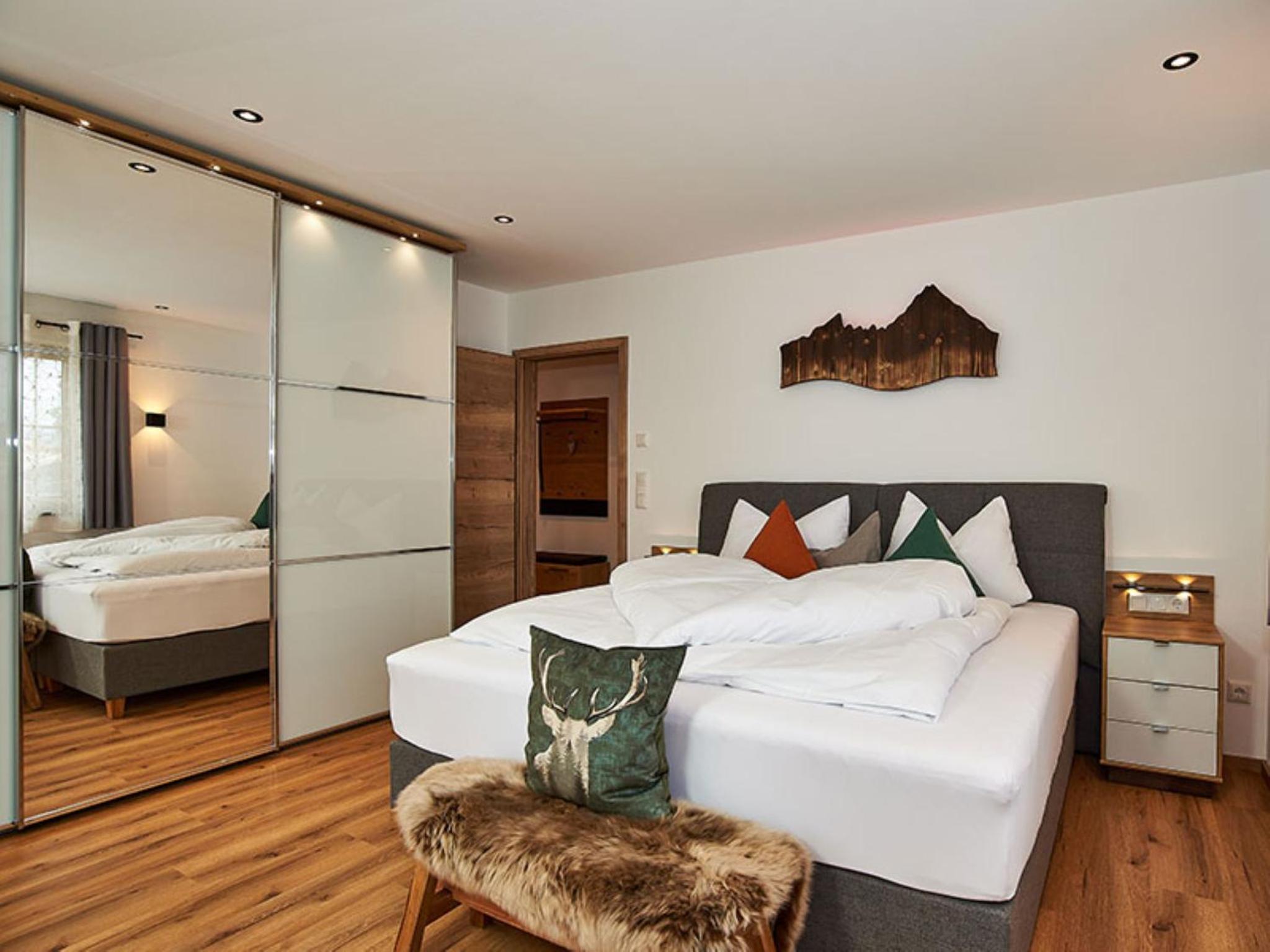 One-Bedroom Apartment with Balcony and Mountain View   photo 3
