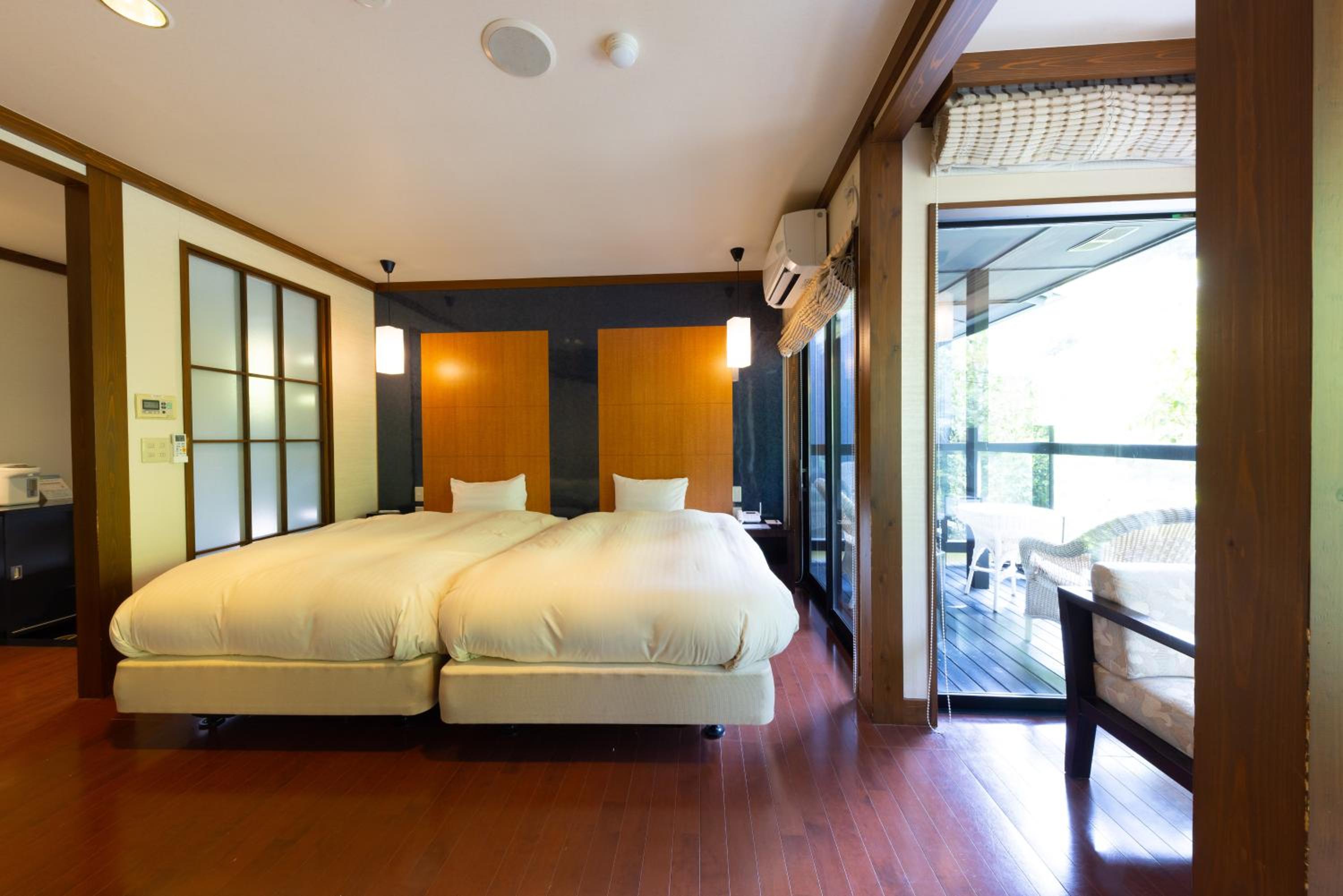 Twin Room With Private Bathroom - Photo 3