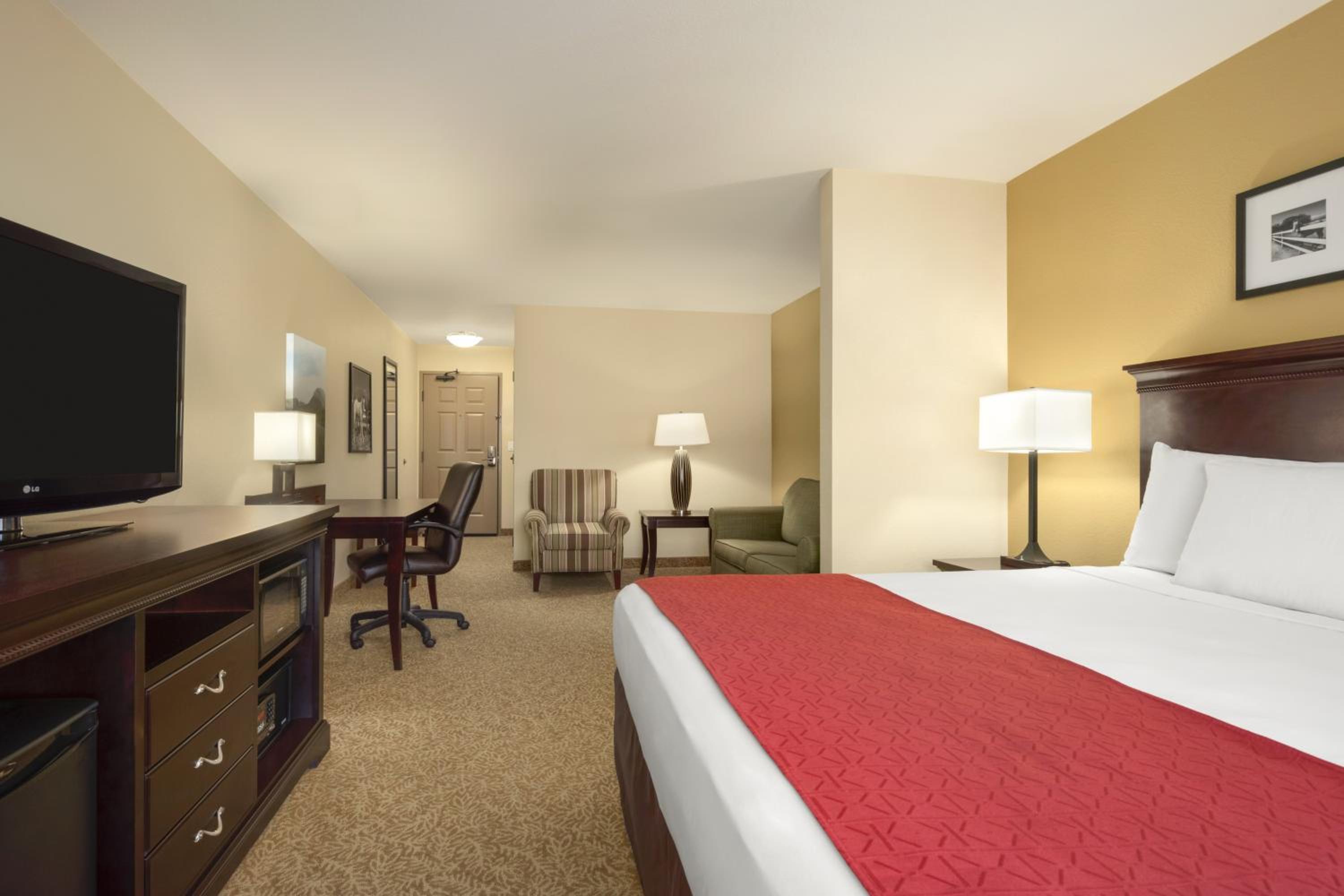 One-Bedroom King Suite - Photo 6