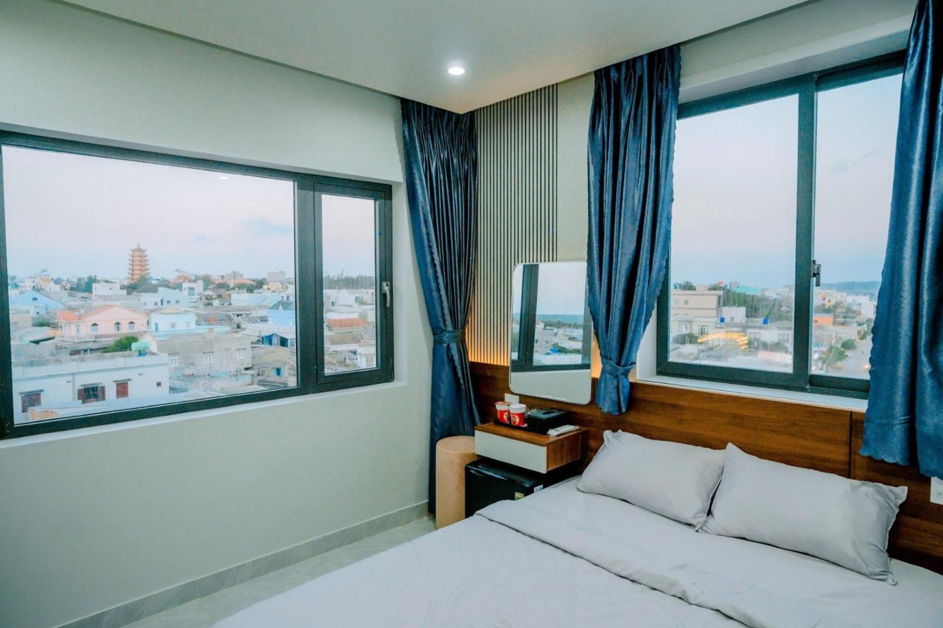 Deluxe Double Room with Side Sea View photo 3