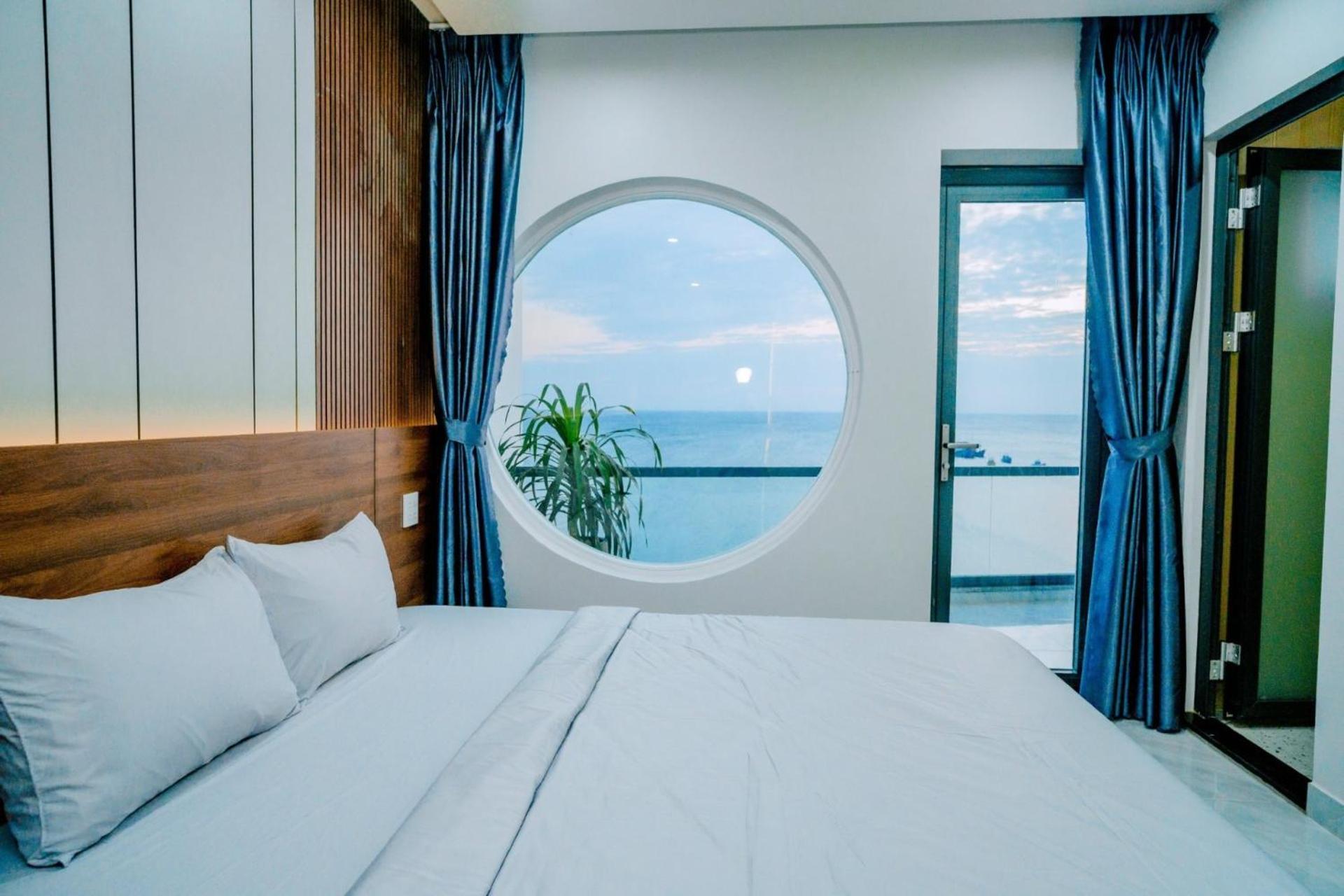 Deluxe Double Room with Sea View - Photo 8