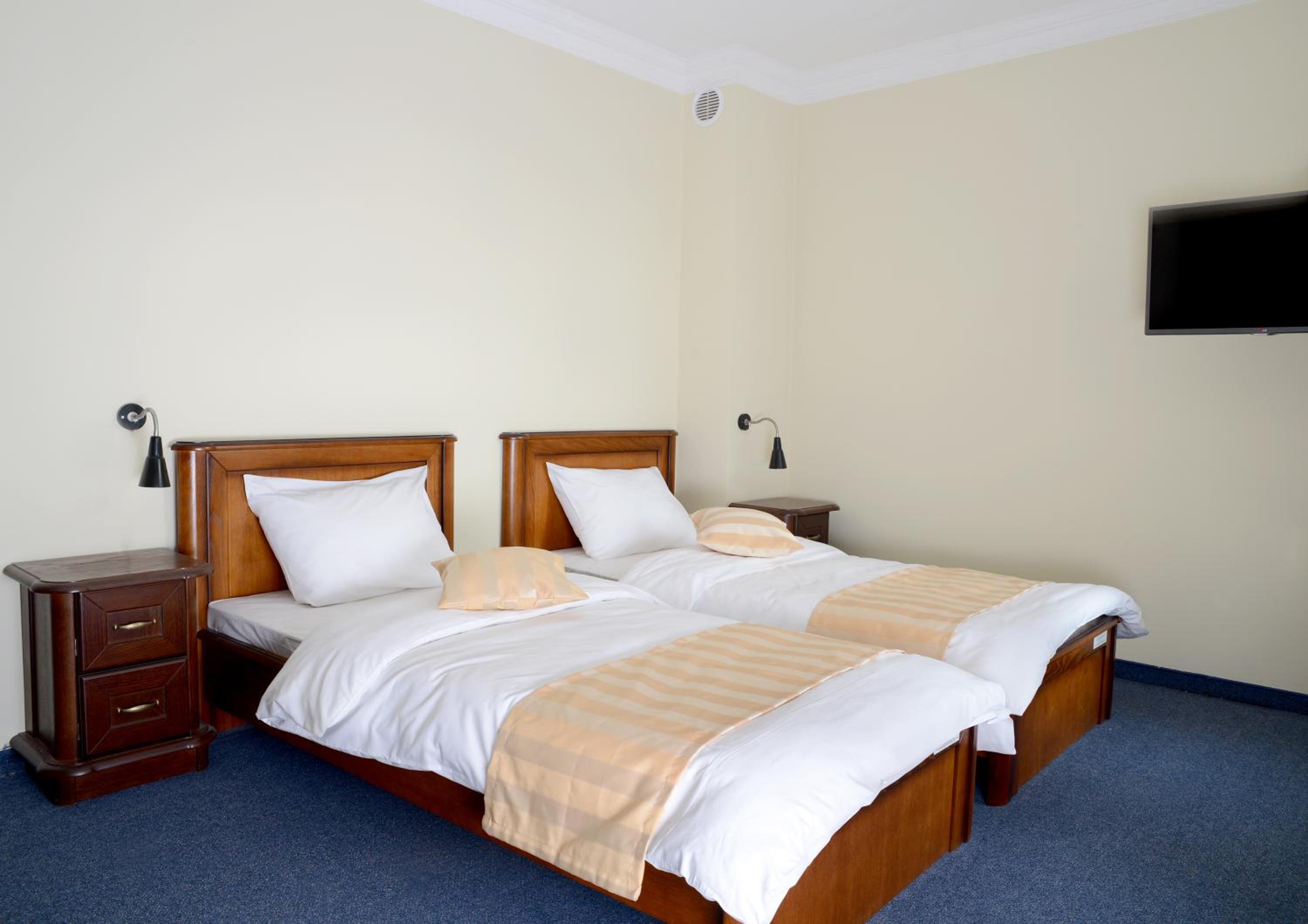 Standard Twin Room - Photo 7