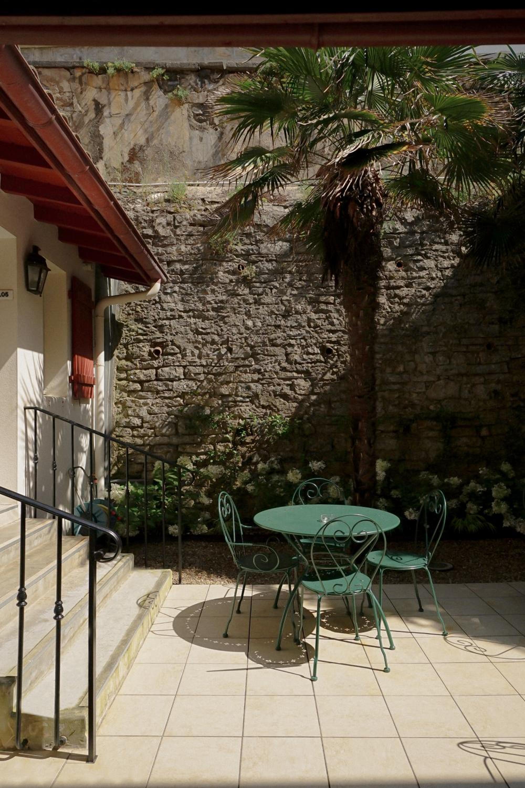Superior room patio side - Photo 4